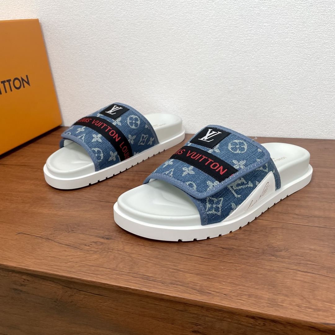 NO:352453,Code YS001926 LV Men's new retro Velcro printed sandals This flat-soled sandals are made of denim canvas upper, reinterpreted with high-frequency imprinting technology. The upper is decorated with logo letter webbing and LV fabric badges, paired with adjustable Velcro, and sunken rubber inner pad is decorated with LV letter silk-print logo, matched with a miniature striped rubber sole, which is durable and easy to wear on the upper, and is equipped with a full set of packaging!  Size number 39-40-41-42-43-44-45 Standard leather shoe size (38/46 can be customized but does not support return and exchange) Item number 0253 Printed denim magic drag Blue,,louis vuitton19860909编码YS001926 LV 男士新款复古魔术贴印花凉拖 本款平底凉拖取材牛仔帆布鞋面,以高频压印技术重绎 Monogram 图案,鞋面饰以logo字母织带和LV织物徽章,搭配可调节魔术贴,下沉式橡胶内垫饰以LV字母丝印标识,搭配微型条纹橡胶底,上脚耐看又好穿,配全套包装！ 码数39-40-41-42-43-44-45 标准皮鞋码（38/46可定做但不支持退换） 货号0253印花牛仔魔术拖 蓝色,,louis vuitton,Men's shoes