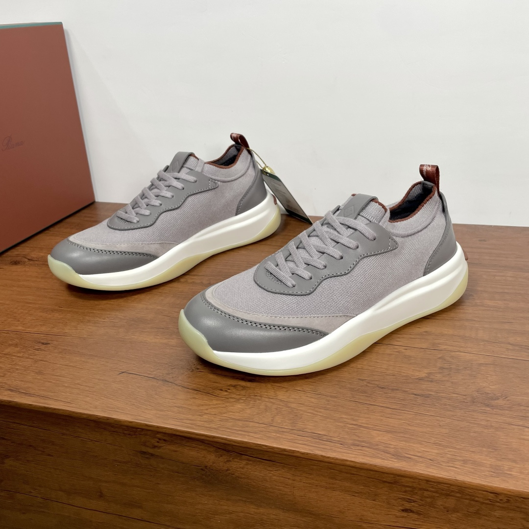 NO:353184,Code YS003443 LoroPiana/NuoyouPiana New LP Casual Sneakers Men's Shoes This sneaker redefines the iconic 410 LP from a modern perspective, adopts a new shape and a wider silhouette design to create an extraordinary and comfortable wearing experience. The ultra-light sole creates a charming modern beauty, Wish wool beaded knitted upper, paired with exquisite lining, soft suede toe, and soft cowhide leather accented by the heel!  Simple and fashionable style, comfortable and breathable on the feet!  With a special counter original box packaging dustproof bag gift bag!  Number of codes 39-40-41-42-43-44 Standard leather shoe size (45/46 can be customized but does not support return and exchange) Article number 1495 Gray, loro piana, loro piana, sneakers, cowhide19860909编码YS003443 LoroPiana/诺悠翩雅 新款 LP休闲运动鞋男鞋 这款运动鞋以现代视角重新定义标志性410 LP,采用全新外形和更宽大的廓形设计,营造超凡舒适的穿着体验.超轻鞋底营造迷人的现代美感,Wish羊毛珠地针织鞋面,搭配考究衬里,鞋头设有柔软绒面革,鞋跟点缀柔软牛皮革！款式简约时尚,上脚舒适透气！配专柜原盒包装防尘袋礼品袋！ 码数39-40-41-42-43-44 标准皮鞋码（45/46可定做但不支持退换） 货号1495 灰色,,loro piana,loro piana,sneakers,cowhide,Men's shoes