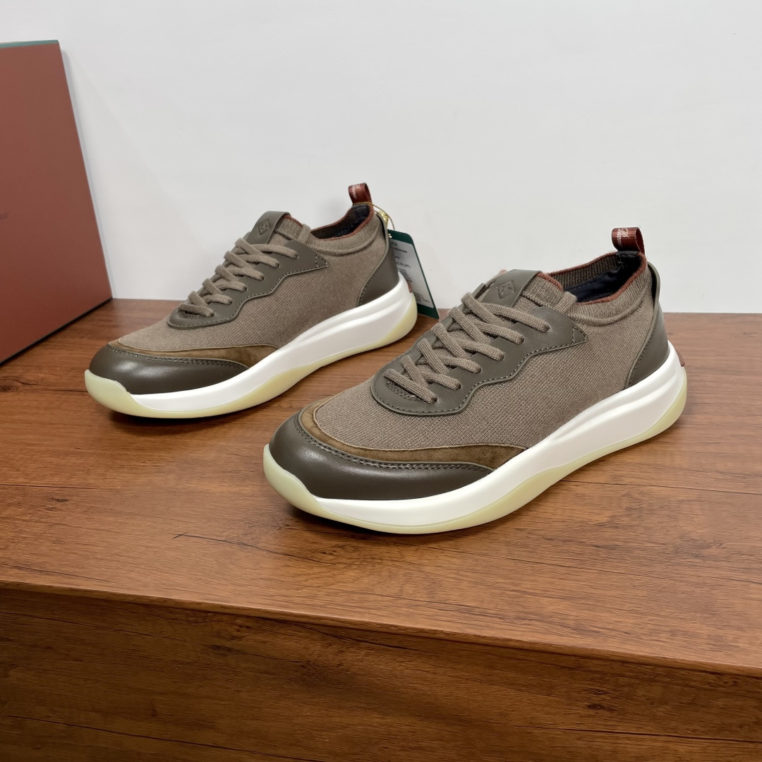 NO:353212,Code YS003443 LoroPiana/NuoyouPiana New LP Casual Sneakers Men's Shoes This sneaker redefines the iconic 410 LP from a modern perspective, adopts a new shape and a wider silhouette design to create an extraordinary and comfortable wearing experience. The ultra-light sole creates a charming modern beauty, Wish wool beaded knitted upper, paired with exquisite lining, soft suede toe, and soft cowhide leather accented by the heel!  Simple and fashionable style, comfortable and breathable on the feet!  With a special counter original box packaging dustproof bag gift bag!  Number of codes 39-40-41-42-43-44 Standard leather shoe size (45/46 can be customized but does not support return and exchange) Article number 1495 Military green, loro piana, loro piana, sneakers, cowhide19860909编码YS003443 LoroPiana/诺悠翩雅 新款 LP休闲运动鞋男鞋 这款运动鞋以现代视角重新定义标志性410 LP,采用全新外形和更宽大的廓形设计,营造超凡舒适的穿着体验.超轻鞋底营造迷人的现代美感,Wish羊毛珠地针织鞋面,搭配考究衬里,鞋头设有柔软绒面革,鞋跟点缀柔软牛皮革！款式简约时尚,上脚舒适透气！配专柜原盒包装防尘袋礼品袋！ 码数39-40-41-42-43-44 标准皮鞋码（45/46可定做但不支持退换） 货号1495 军绿,,loro piana,loro piana,sneakers,cowhide,Men's shoes