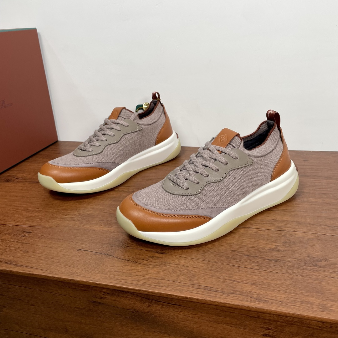 NO:353306,Code YS003443 LoroPiana/NuoyouPiana New LP Casual Sneakers Men's Shoes This sneaker redefines the iconic 410 LP from a modern perspective, adopts a new shape and a wider silhouette design to create an extraordinary and comfortable wearing experience. The ultra-light sole creates a charming modern beauty, Wish wool beaded knitted upper, paired with exquisite lining, soft suede toe, and soft cowhide leather accented by the heel!  Simple and fashionable style, comfortable and breathable on the feet!  With a special counter original box packaging dustproof bag gift bag!  Size number 39-40-41-42-43-44 Standard leather shoe size (45/46 can be customized but does not support return and exchange) Article number 1495 Naked brown, loro piana, loro piana, sneakers, cowhide19860909编码YS003443 LoroPiana/诺悠翩雅 新款 LP休闲运动鞋男鞋 这款运动鞋以现代视角重新定义标志性410 LP,采用全新外形和更宽大的廓形设计,营造超凡舒适的穿着体验.超轻鞋底营造迷人的现代美感,Wish羊毛珠地针织鞋面,搭配考究衬里,鞋头设有柔软绒面革,鞋跟点缀柔软牛皮革！款式简约时尚,上脚舒适透气！配专柜原盒包装防尘袋礼品袋！ 码数39-40-41-42-43-44 标准皮鞋码（45/46可定做但不支持退换） 货号1495 裸棕,,loro piana,loro piana,sneakers,cowhide,Men's shoes
