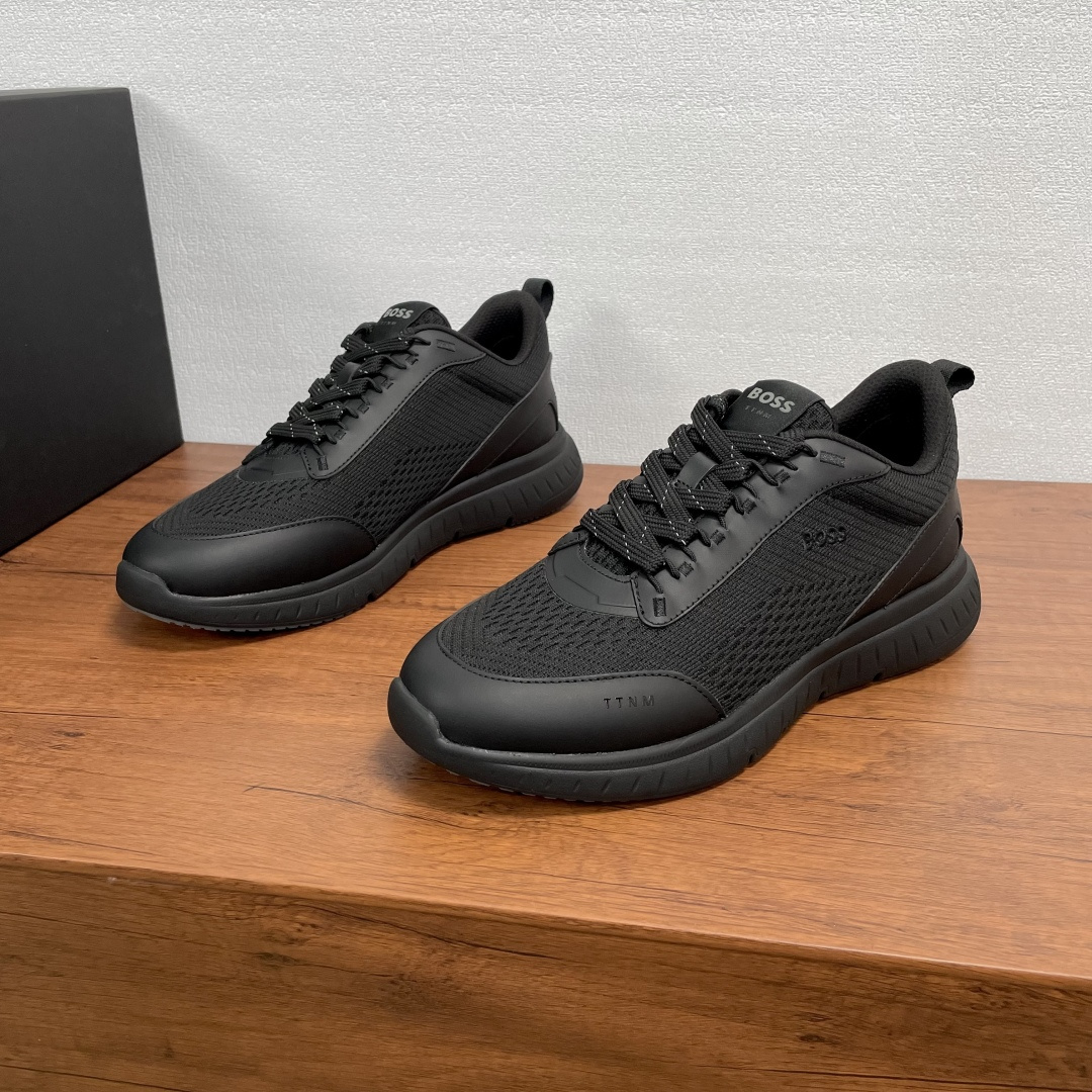 NO:588783,Code YS003848 BOSS TTNM EVO Knitted and Leather Men's Sneakers This stylish sneaker features a knitted upper paneled with calfskin and features an embroidered 'BOSS' logo on the lateral side and 'TT' on the toe  'NM' lettering, exclusive three-color rubber logo details on the heel, personalized knitted upper treatment to enhance the overall style, equipped with light EVA ribs and rubber soles, fabric lining for the feet, light, comfortable and breathable for the upper foot, the fabric texture is overwhelming, excellent workmanship, and comes with original box packaging dust bag!  Size 39-40-41-42-43-44 Standard leather shoe size (45 can be customized but does not support returns) Item No. 6057270 Leather mesh black, sneakers, cowhide19860909编码YS003848 BOSS TTNM EVO针织和皮革男士运动鞋 这款时尚运动鞋采用针织鞋面拼接小牛皮制成,外侧饰以“BOSS”刺绣徽标,鞋头缀有“TT NM”字样,后跟三色橡胶专属标识细节,鞋面个性针织鞋面处理,提升整体格调,配以轻盈EVA罗纹和橡胶鞋底,织物内里垫脚,上脚轻便舒适透气,面料质感爆棚,做工优异,配原盒包装防尘袋！ 尺码39-40-41-42-43-44 标准皮鞋码（45可定做但不支持退换） 货号6057270皮网 黑色,,sneakers,cowhide,Men's shoes