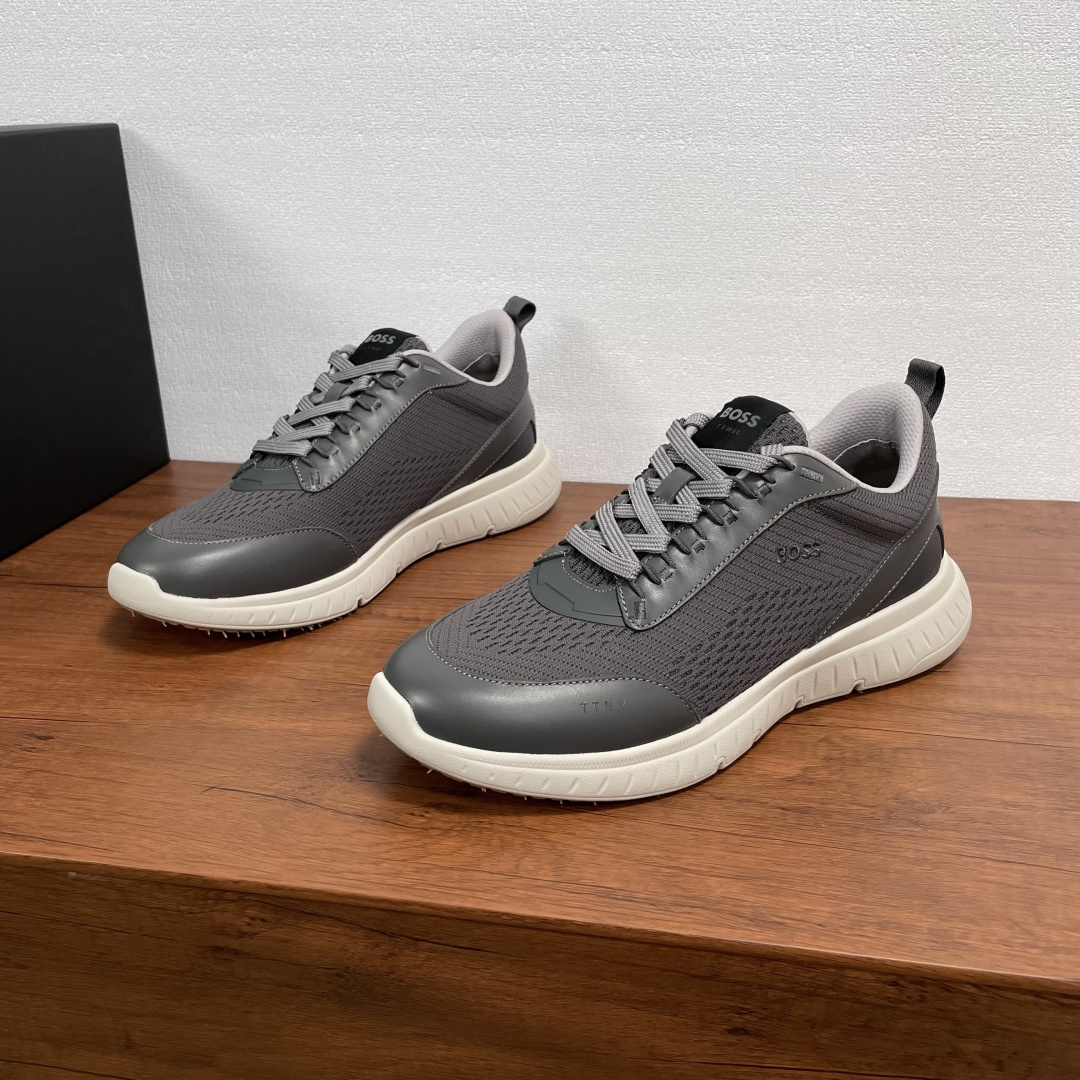 NO:588792,Code YS003848 BOSS TTNM EVO Knitted and Leather Men's Sneakers This stylish sneaker features a knitted upper paneled with calfskin and features an embroidered 'BOSS' logo on the lateral side and 'TT' on the toe  'NM' lettering, exclusive three-color rubber logo details on the heel, personalized knitted upper treatment to enhance the overall style, equipped with light EVA ribs and rubber soles, fabric lining for the feet, light, comfortable and breathable for the upper foot, the fabric texture is overwhelming, excellent workmanship, and comes with original box packaging dust bag!  Size 39-40-41-42-43-44 Standard leather shoe size (45 can be customized but does not support returns) Item No. 6057270 Leather mesh Gray, sneakers, cowhide19860909编码YS003848 BOSS TTNM EVO针织和皮革男士运动鞋 这款时尚运动鞋采用针织鞋面拼接小牛皮制成,外侧饰以“BOSS”刺绣徽标,鞋头缀有“TT NM”字样,后跟三色橡胶专属标识细节,鞋面个性针织鞋面处理,提升整体格调,配以轻盈EVA罗纹和橡胶鞋底,织物内里垫脚,上脚轻便舒适透气,面料质感爆棚,做工优异,配原盒包装防尘袋！ 尺码39-40-41-42-43-44 标准皮鞋码（45可定做但不支持退换） 货号6057270皮网 灰色,,sneakers,cowhide,Men's shoes