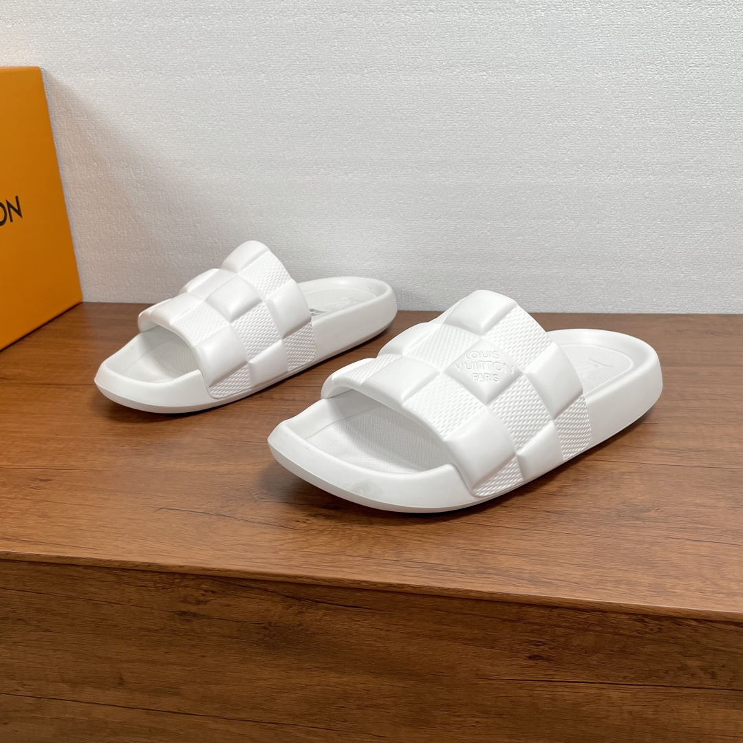 NO:357094,Coded LV Waterfront Sandals This Waterfront Sandals are made of Maxi Damier rubber, creatively amplify Louis Vuitton's classic Damier pattern. The waterproof performance is suitable for poolside wear. The tough insole and light rubber outsole are upgraded and comfortable, and the outsole is imprinted with Louis Vuitton logo. The foot is light and comfortable, and the wrapping is strong. It is equipped with a full set of original packaging dust bags!  Size 39-40-41-42-43-44-45 Standard leather shoe size Article number LV plaid embossed flip flops White,,louis vuitton,louis vuitton19860909编码 LV Waterfront 凉拖 本款 Waterfront 凉拖取材 Maxi Damier 橡胶,创意放大路易威登的经典 Damier 图案.防水性能适宜池畔穿着,韧性鞋垫和轻盈橡胶外底升级舒适体验,外底压印路易威登标识.上脚轻便舒适,包裹性强.配全套原包装防尘袋！ 码数39-40-41-42-43-44-45 标准皮鞋码 货号LV格纹压花一字拖 白色,,louis vuitton,louis vuitton,Men's shoes