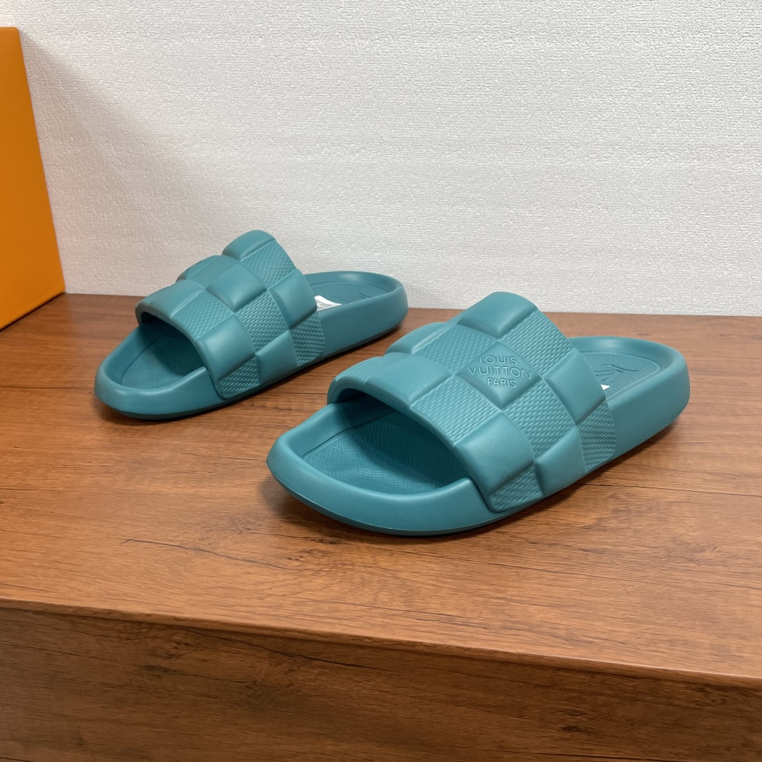 NO:357107,Coded LV Waterfront Sandals This Waterfront Sandals are made of Maxi Damier rubber, creatively amplify Louis Vuitton's classic Damier pattern. The waterproof performance is suitable for poolside wear. The tough insole and light rubber outsole are upgraded and comfortable, and the outsole is imprinted with Louis Vuitton logo. The foot is light and comfortable, and the wrapping is strong. It is equipped with a full set of original packaging dust bags!  Size number 39-40-41-42-43-44-45 Standard leather shoe size Article number LV plaid embossed flip flops Blue,,louis vuitton,louis vuitton19860909编码 LV Waterfront 凉拖 本款 Waterfront 凉拖取材 Maxi Damier 橡胶,创意放大路易威登的经典 Damier 图案.防水性能适宜池畔穿着,韧性鞋垫和轻盈橡胶外底升级舒适体验,外底压印路易威登标识.上脚轻便舒适,包裹性强.配全套原包装防尘袋！ 码数39-40-41-42-43-44-45 标准皮鞋码 货号LV格纹压花一字拖 蓝色,,louis vuitton,louis vuitton,Men's shoes