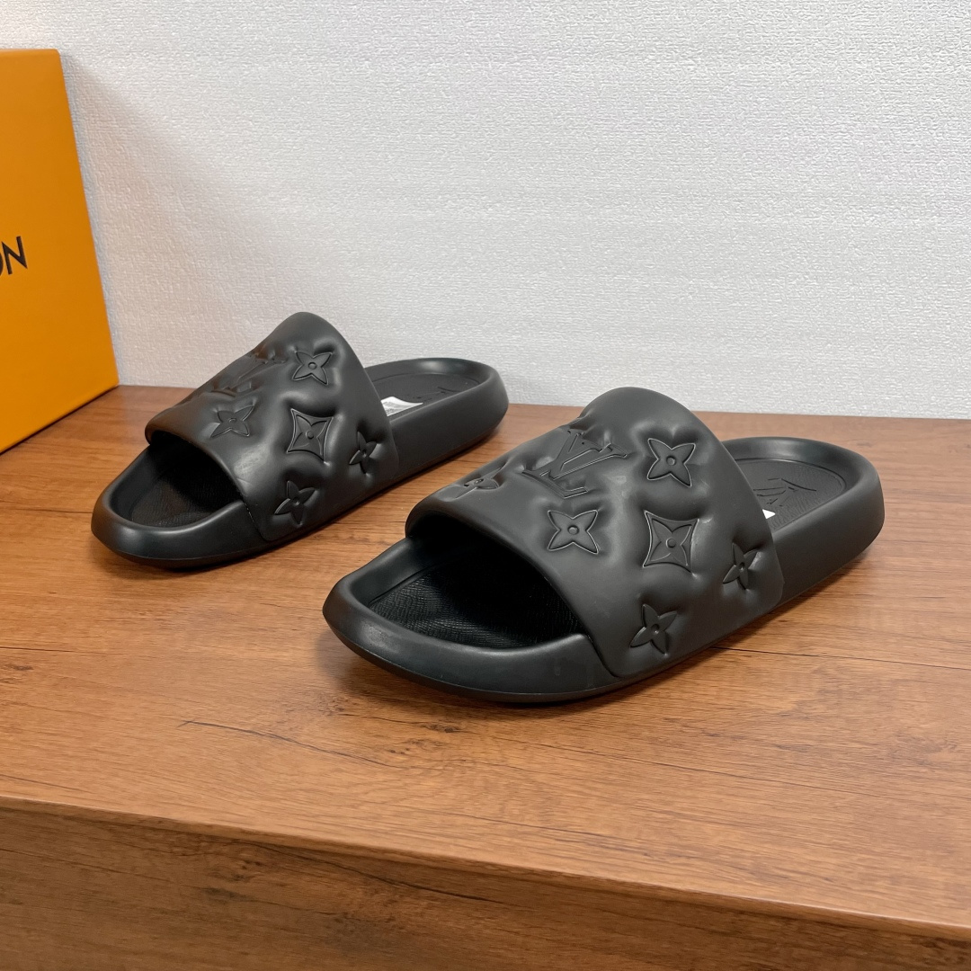 NO:357123,Coded LV Waterfront Sandals This season's Waterfront Sandals are rejuvenated, with the upper buckle imprinting Louis Vuitton's iconic Monogram pattern. Made of waterproof rubber, paired with comfortable and tough insoles. The light and flexible outsole imprinting Louis Vuitton logo. The foot is light and comfortable, and it has strong wrapping. It is equipped with a full set of original packaging dust bags!  Size number 39-40-41-42-43-44-45 Standard leather shoe size Article number LV embossed flip flops Black,,louis vuitton,louis vuitton19860909编码 LV Waterfront 凉拖 本季Waterfront 凉拖焕新回归,鞋面扣带压印路易威登标志性的 Monogram 图案.由防水橡胶制成,搭配舒适韧性鞋垫.轻盈灵活的外底压印路易威登标识.上脚轻便舒适,包裹性强.配全套原包装防尘袋！ 码数39-40-41-42-43-44-45 标准皮鞋码 货号LV压花一字拖 黑色,,louis vuitton,louis vuitton,Men's shoes