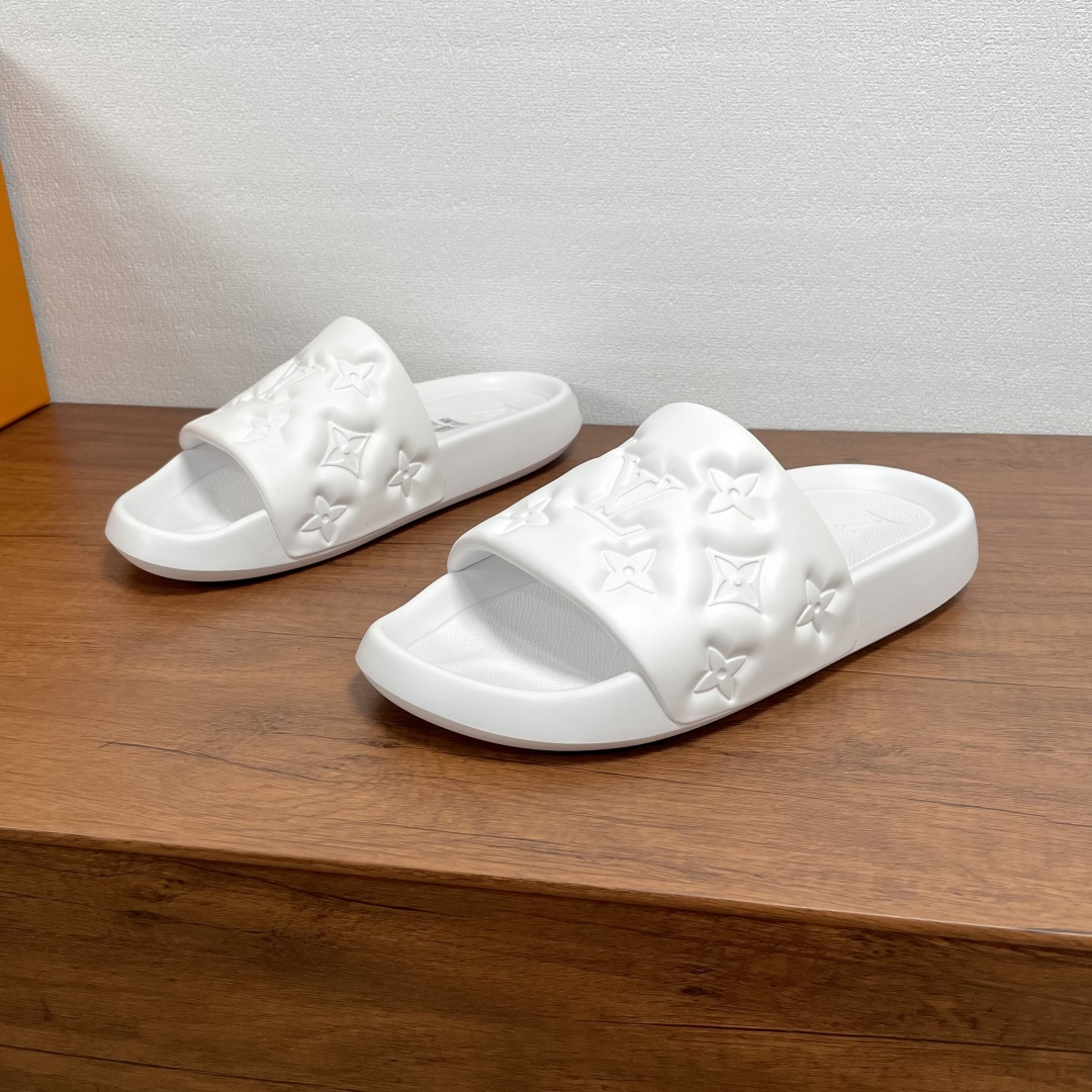 NO:357141,Coded LV Waterfront Sandals This season's Waterfront Sandals are rejuvenated, with the upper buckle imprinting Louis Vuitton's iconic Monogram pattern. Made of waterproof rubber, paired with comfortable and tough insoles. The light and flexible outsole imprinting Louis Vuitton logo. The foot is light and comfortable, and it has strong wrapping. It is equipped with a full set of original packaging dust bags!  Size number 39-40-41-42-43-44-45 Standard leather shoe size Article number LV embossed flip flops White,,louis vuitton,louis vuitton19860909编码 LV Waterfront 凉拖 本季Waterfront 凉拖焕新回归,鞋面扣带压印路易威登标志性的 Monogram 图案.由防水橡胶制成,搭配舒适韧性鞋垫.轻盈灵活的外底压印路易威登标识.上脚轻便舒适,包裹性强.配全套原包装防尘袋！ 码数39-40-41-42-43-44-45 标准皮鞋码 货号LV压花一字拖 白色,,louis vuitton,louis vuitton,Men's shoes