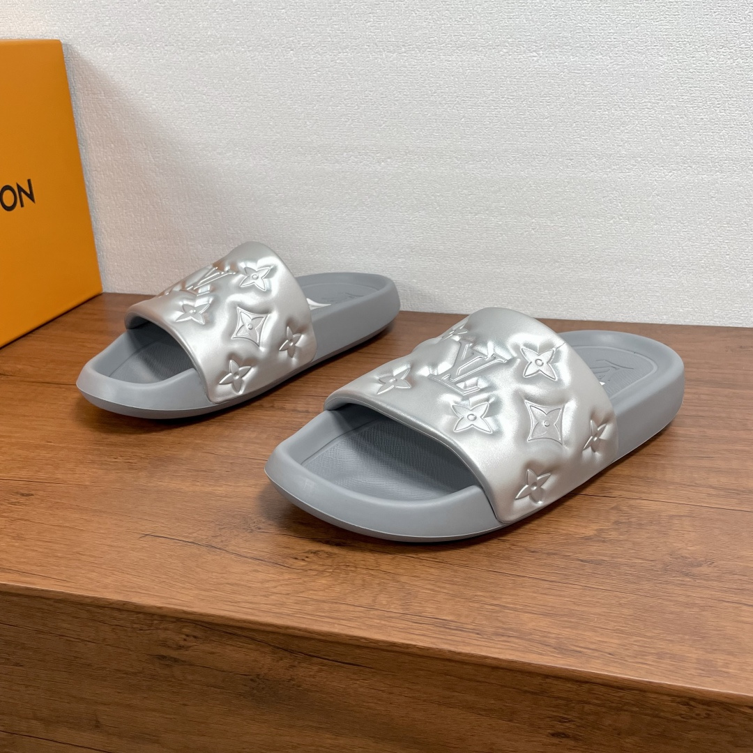 NO:357153,Coded LV Waterfront Sandals This season's Waterfront Sandals are rejuvenated, with the upper buckle imprinting Louis Vuitton's iconic Monogram pattern. Made of waterproof rubber, paired with comfortable and tough insoles. The light and flexible outsole imprinting Louis Vuitton logo. The foot is light and comfortable, and it has strong wrapping. It is equipped with a full set of original packaging dust bags!  Size number 39-40-41-42-43-44-45 Standard leather shoe size Article number LV embossed flip flops Silver,,louis vuitton,louis vuitton19860909编码 LV Waterfront 凉拖 本季Waterfront 凉拖焕新回归,鞋面扣带压印路易威登标志性的 Monogram 图案.由防水橡胶制成,搭配舒适韧性鞋垫.轻盈灵活的外底压印路易威登标识.上脚轻便舒适,包裹性强.配全套原包装防尘袋！ 码数39-40-41-42-43-44-45 标准皮鞋码 货号LV压花一字拖 银色,,louis vuitton,louis vuitton,Men's shoes