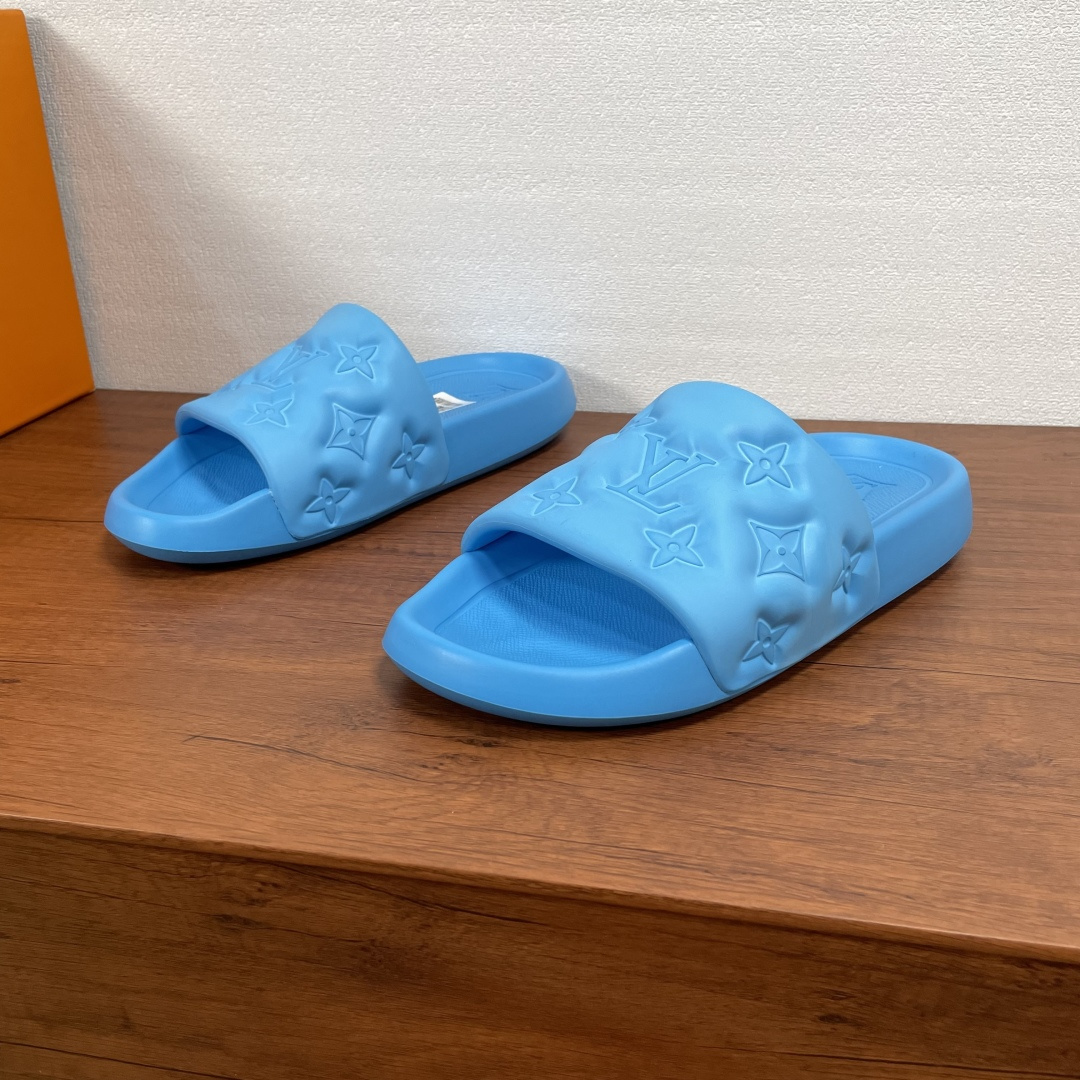 NO:357167,Coded LV Waterfront Sandals This season's Waterfront Sandals are rejuvenated, with the upper buckle imprinting Louis Vuitton's iconic Monogram pattern. Made of waterproof rubber, paired with comfortable and tough insoles. The light and flexible outsole imprinting Louis Vuitton logo. The foot is light and comfortable, and it has strong wrapping. It is equipped with a full set of original packaging dust bags!  Size number 39-40-41-42-43-44-45 Standard leather shoe size Article number LV embossed flip flops Blue,,louis vuitton,louis vuitton19860909编码 LV Waterfront 凉拖 本季Waterfront 凉拖焕新回归,鞋面扣带压印路易威登标志性的 Monogram 图案.由防水橡胶制成,搭配舒适韧性鞋垫.轻盈灵活的外底压印路易威登标识.上脚轻便舒适,包裹性强.配全套原包装防尘袋！ 码数39-40-41-42-43-44-45 标准皮鞋码 货号LV压花一字拖 蓝色,,louis vuitton,louis vuitton,Men's shoes