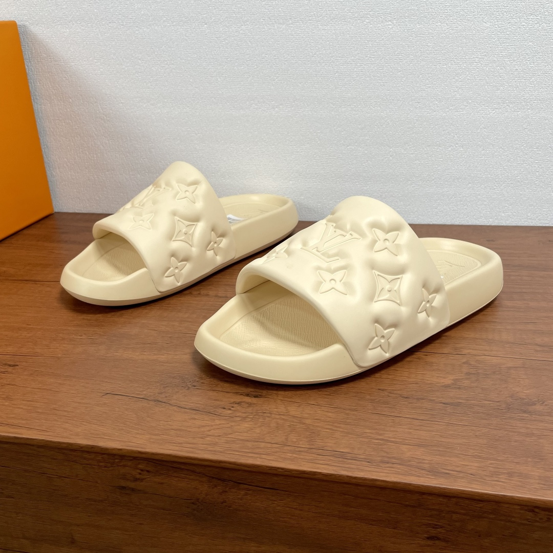 NO:357180,Coded LV Waterfront Sandals This season's Waterfront Sandals are rejuvenated, with the upper buckle imprinting Louis Vuitton's iconic Monogram pattern. Made of waterproof rubber, paired with comfortable and tough insoles. The light and flexible outsole imprinting Louis Vuitton logo. The foot is light and comfortable, and it has strong wrapping. It is equipped with a full set of original packaging dust bags!  Size number 39-40-41-42-43-44-45 Standard leather shoe size Article number LV embossed flip-flops Beige,,louis vuitton,louis vuitton19860909编码 LV Waterfront 凉拖 本季Waterfront 凉拖焕新回归,鞋面扣带压印路易威登标志性的 Monogram 图案.由防水橡胶制成,搭配舒适韧性鞋垫.轻盈灵活的外底压印路易威登标识.上脚轻便舒适,包裹性强.配全套原包装防尘袋！ 码数39-40-41-42-43-44-45 标准皮鞋码 货号LV压花一字拖 米色,,louis vuitton,louis vuitton,Men's shoes