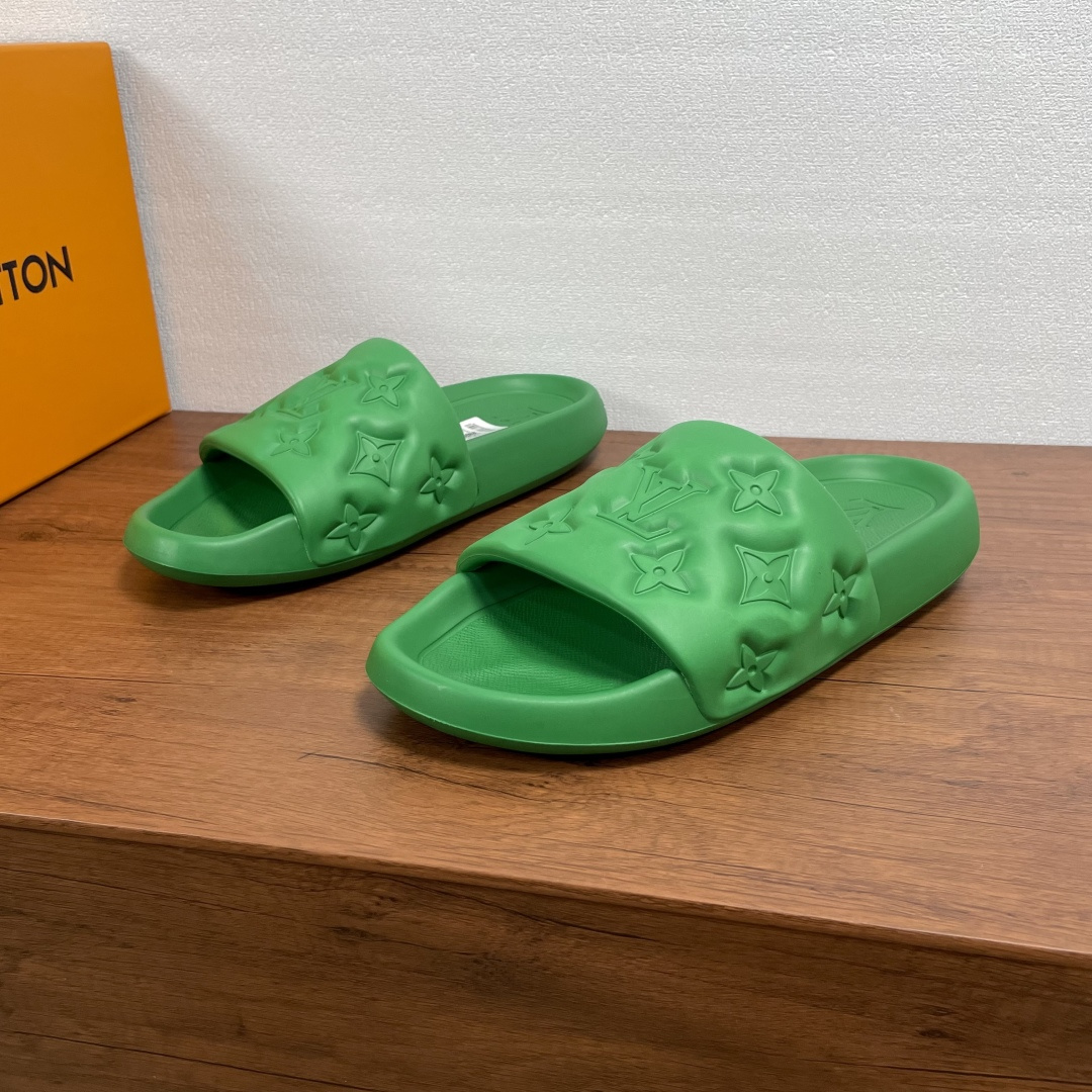 NO:357212,Coded LV Waterfront Sandals This season's Waterfront Sandals are rejuvenated, with the upper buckle imprinting Louis Vuitton's iconic Monogram pattern. Made of waterproof rubber, paired with comfortable and tough insoles. The light and flexible outsole imprinting Louis Vuitton logo. The foot is light and comfortable, and it has strong wrapping. It is equipped with a full set of original packaging dust bags!  Size number 39-40-41-42-43-44-45 Standard leather shoe size Article number LV embossed flip-flops Green,,louis vuitton,louis vuitton19860909编码 LV Waterfront 凉拖 本季Waterfront 凉拖焕新回归,鞋面扣带压印路易威登标志性的 Monogram 图案.由防水橡胶制成,搭配舒适韧性鞋垫.轻盈灵活的外底压印路易威登标识.上脚轻便舒适,包裹性强.配全套原包装防尘袋！ 码数39-40-41-42-43-44-45 标准皮鞋码 货号LV压花一字拖 绿色,,louis vuitton,louis vuitton,Men's shoes