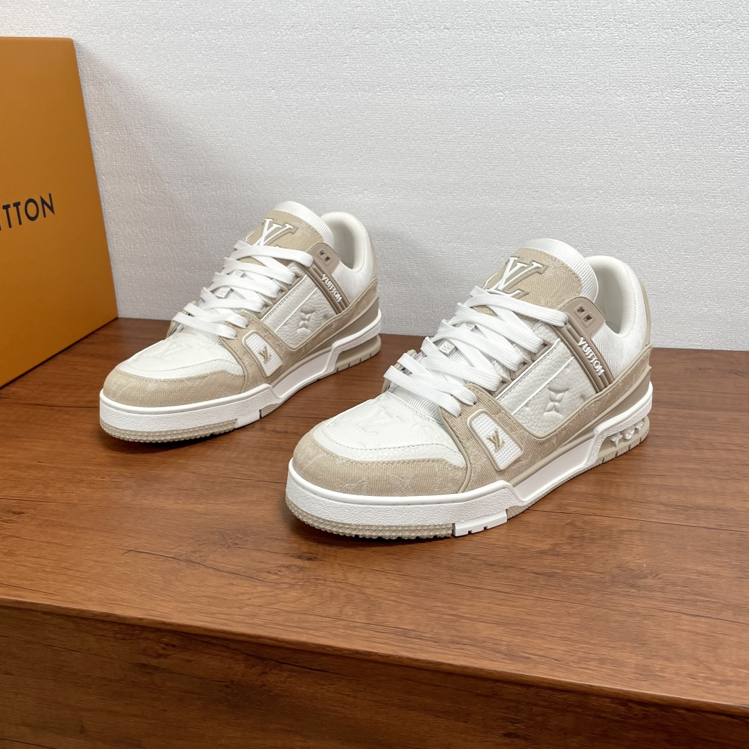 NO:888027,Coding LV Vuitton World Couple's LV TRAINER Series Sneakers This LV Trainer sneaker is made of Monogram denim and Monogram embossed grained cow leather. The original construction is made by Virgil Abloh. The complex upper and various brand elements enhance recognition. LV letters light up the tongue and back, and Monogram flowers bloom on the technical rubber outsole. The tongue is decorated with LV letters, the Vuitton logo is decorated on the side, and the outsole is decorated with  Monogram flower, and continues the comfortable experience brought by the innovative gel outsole. Needless to say, the comfort of Lujia's shoes comes with a full set of packaging!  Men's code 39-40-41-42-43-44 (38/45 can be customized but cannot be returned or exchanged) Women's code 35-36-37-38-39 (40 can be customized but cannot be returned or exchanged) Standard leather shoe code Item No. 0159 Printed denim White apricot, louis vuitton, louis vuitton, louis vuitton, sneakers, cowhide19860909编码 LV威登世界 情侣款LV TRAINER系列运动鞋 本款 LV Trainer 运动鞋取材 Monogram 丹宁布和 Monogram 压纹粒面牛皮革.原版构型出自 Virgil Abloh 之手.繁复鞋面和多样品牌元素提升辨识度.LV 字母点亮鞋舌和背面,Monogram 花卉于科技橡胶外底绽放.鞋舌饰有 LV 字母,侧面饰有 Vuitton 标识,外底饰有 Monogram 花卉,并延续创新凝胶外底带来的舒适体验.驴家的鞋子舒适度是不必多说.配全套包装 ！ 男码39-40-41-42-43-44（38/45可定做但不能退换） 女码35-36-37-38-39（40可订做但不支持退换） 标准皮鞋码 货号0159印花牛仔 白杏,,louis vuitton,louis vuitton,louis vuitton,sneakers,cowhide,Men's shoes