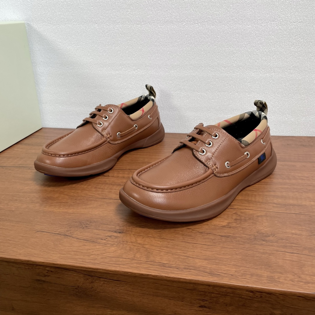 NO:756253,Burberry/Burberry Men's Decker Leather Round Toe Lace-up Casual Slip-ons. This casual slip-on is made of Italian imported grained calfskin. The leather is light, soft and delicate, with clear texture. It is integrated with topstitching details of the same color throughout the heel and both sides of the upper. It is made with imported machine tools and handicrafts. The style is casual style, embellished with the equestrian knight logo embroidered webbing logo on the outside, and the mouth and heel are decorated with classic Burberry  Checkered webbing, with lightweight rubber soles and embellished with the brand's equestrian knight logo, calfskin lining with embossed logo and cowhide leather feet, comfortable and breathable!  A casual leather shoe with visible details, complete with original box and dust bag!  Size 39-40-41-42-43-44 standard leather shoe size,,burberry,burberry,cowhide19860909Burberry/巴宝莉 男士Decker皮革圆头系带休闲便鞋 这款便鞋选用意大利进口粒面小牛皮打造,皮质轻盈柔软细腻,纹理清晰,融入同色系缉明线细节贯穿后跟及鞋帮两侧,进口机床结合手工匠心制作.款式休闲风格,外侧点缀马术骑士徽标刺绣织带标识,鞋口及后跟饰以经典Burberry 格纹织带,搭配轻盈橡胶鞋底并点缀品牌马术骑士徽标,小牛皮内里配以压纹标识logo徽标牛皮垫脚,上脚舒适透气！细节看得见的一款休闲皮鞋,配原盒全套包装防尘袋！ 码数39-40-41-42-43-44 标准皮鞋尺码,,burberry,burberry,cowhide,Men's shoes