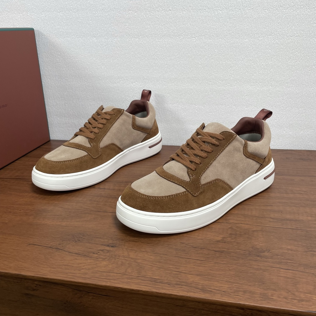 NO:347736,Code Loro Piana/Nuoyoupiana Newport Walk Men's casual shoes This casual shoes are made of reverse velvet cowhide leather, with a classic casual style, modern and simple style, paired with soft full cowhide inner lining, light rubber sole, car midsole method, no glue or bottoming, comfortable and tiring feet, can be worn all seasons, as daily shoes, easily create a casual style!  Comes with a full set of original packaging dustproof bags!  Size 39-40-41-42-43-44 Standard leather shoes size (45/46 can be customized but does not support return and exchange) Article number 1713 Suede Khaki, loro piana, cowhide19860909编码 Loro Piana/诺悠翩雅 Newport Walk 男士休闲鞋 这款休闲鞋采用反绒牛皮革打造,经典休闲版型,款式现代简约,搭配柔软全牛皮内里,轻盈橡胶鞋底,车中底做法,不开胶不掉底,上脚舒适不累脚,四季可穿,作为日常鞋履,轻松打造休闲风格！配全套原包装防尘袋礼品袋！ 码数39-40-41-42-43-44 标准皮鞋尺码（45/46可定做但不支持退换） 货号1713绒面 卡其,,loro piana,cowhide,Men's shoes