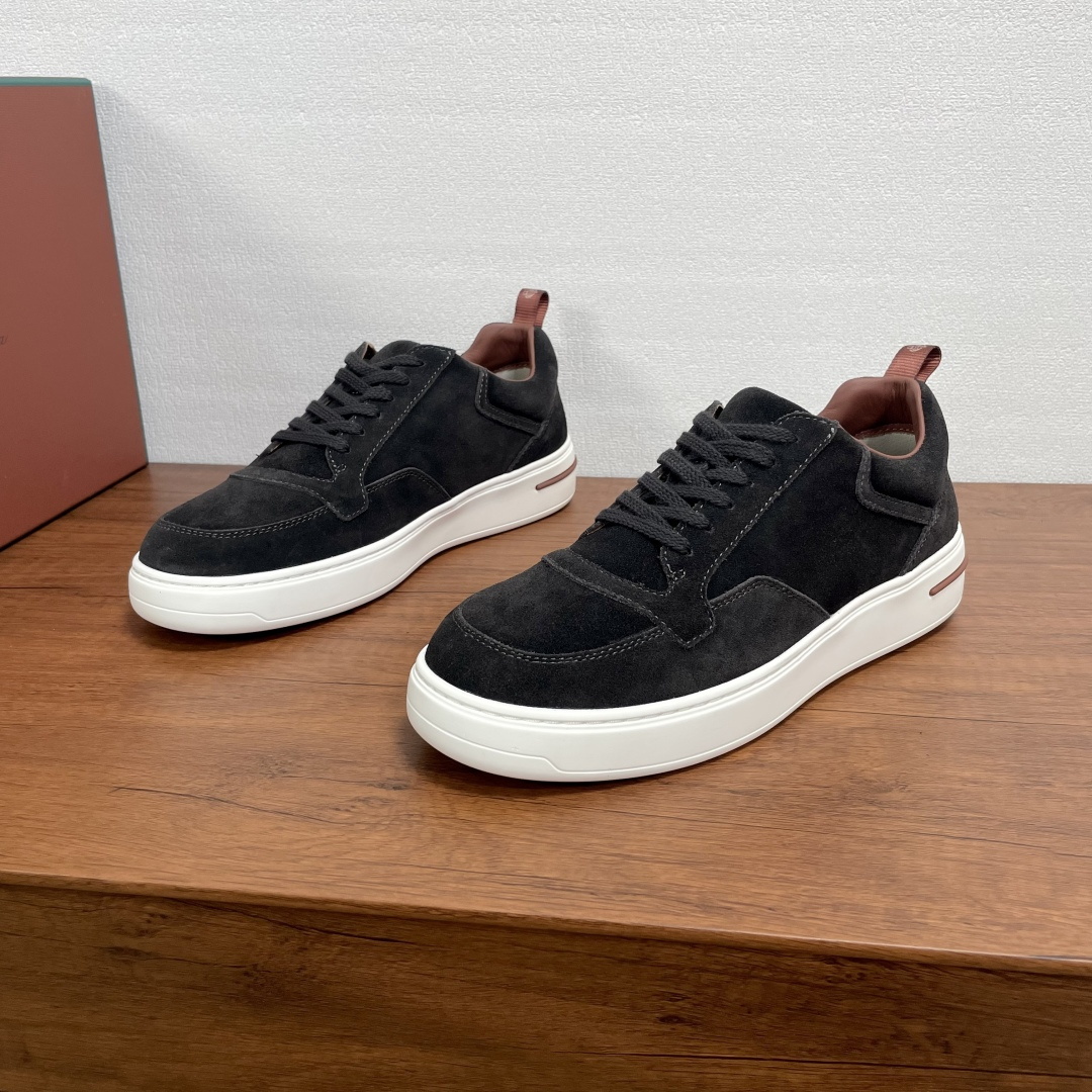 NO:347764,Code Loro Piana/Nuoyoupiana Newport Walk Men's casual shoes This casual shoes are made of reverse velvet cowhide leather, with a classic casual style, modern and simple style, paired with soft full cowhide inner lining, light rubber sole, car midsole method, no glue or bottoming, comfortable and tiring feet, can be worn all seasons, as daily shoes, easily create a casual style!  Comes with a full set of original packaging dustproof bags!  Size 39-40-41-42-43-44 Standard leather shoes size (45/46 can be customized but does not support return and exchange) Article number 1713 Suede Gray, loro piana, cowhide19860909编码 Loro Piana/诺悠翩雅 Newport Walk 男士休闲鞋 这款休闲鞋采用反绒牛皮革打造,经典休闲版型,款式现代简约,搭配柔软全牛皮内里,轻盈橡胶鞋底,车中底做法,不开胶不掉底,上脚舒适不累脚,四季可穿,作为日常鞋履,轻松打造休闲风格！配全套原包装防尘袋礼品袋！ 码数39-40-41-42-43-44 标准皮鞋尺码（45/46可定做但不支持退换） 货号1713绒面 灰色,,loro piana,cowhide,Men's shoes