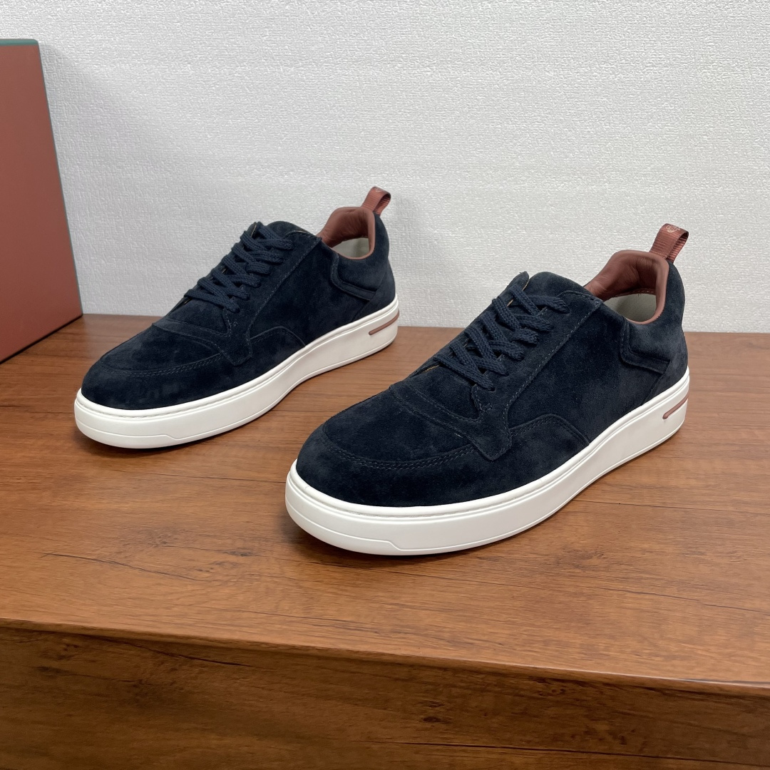 NO:347568,Code Loro Piana/Nuoyoupiana Newport Walk Men's casual shoes This casual shoes are made of reverse velvet cowhide leather, with a classic casual style, modern and simple style, paired with soft full cowhide inner lining, light rubber sole, car midsole method, no glue or bottoming, comfortable and tiring feet, can be worn all seasons, as daily shoes, easily create a casual style!  Comes with a full set of original packaging dustproof bags!  Size 39-40-41-42-43-44 Standard leather shoes size (45/46 can be customized but does not support return and exchange) Article number 1713 Suede Blue, loro piana, cowhide19860909编码 Loro Piana/诺悠翩雅 Newport Walk 男士休闲鞋 这款休闲鞋采用反绒牛皮革打造,经典休闲版型,款式现代简约,搭配柔软全牛皮内里,轻盈橡胶鞋底,车中底做法,不开胶不掉底,上脚舒适不累脚,四季可穿,作为日常鞋履,轻松打造休闲风格！配全套原包装防尘袋礼品袋！ 码数39-40-41-42-43-44 标准皮鞋尺码（45/46可定做但不支持退换） 货号1713绒面 蓝色,,loro piana,cowhide,Men's shoes