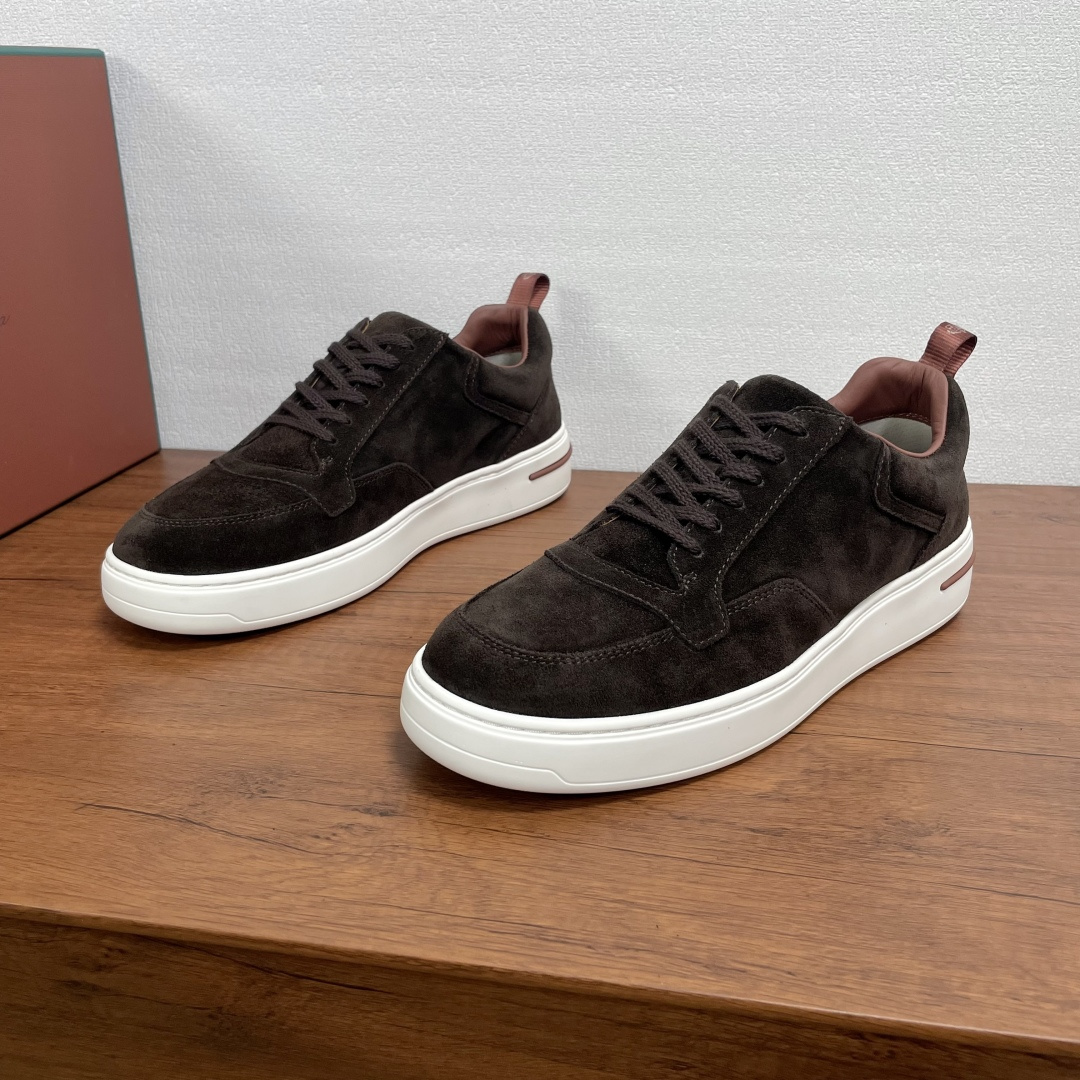 NO:347584,Code Loro Piana/Nuoyoupiana Newport Walk Men's casual shoes This casual shoes are made of reverse velvet cowhide leather, with a classic casual style, modern and simple style, paired with soft full cowhide inner lining, light rubber sole, car midsole method, no glue or bottoming, comfortable and tiring feet, can be worn all seasons, as daily shoes, easily create a casual style!  Comes with a full set of original packaging dustproof bags!  Size 39-40-41-42-43-44 Standard leather shoes size (45/46 can be customized but does not support return and exchange) Article number 1713 Suede Coffee, loro piana, cowhide19860909编码 Loro Piana/诺悠翩雅 Newport Walk 男士休闲鞋 这款休闲鞋采用反绒牛皮革打造,经典休闲版型,款式现代简约,搭配柔软全牛皮内里,轻盈橡胶鞋底,车中底做法,不开胶不掉底,上脚舒适不累脚,四季可穿,作为日常鞋履,轻松打造休闲风格！配全套原包装防尘袋礼品袋！ 码数39-40-41-42-43-44 标准皮鞋尺码（45/46可定做但不支持退换） 货号1713绒面 咖色,,loro piana,cowhide,Men's shoes