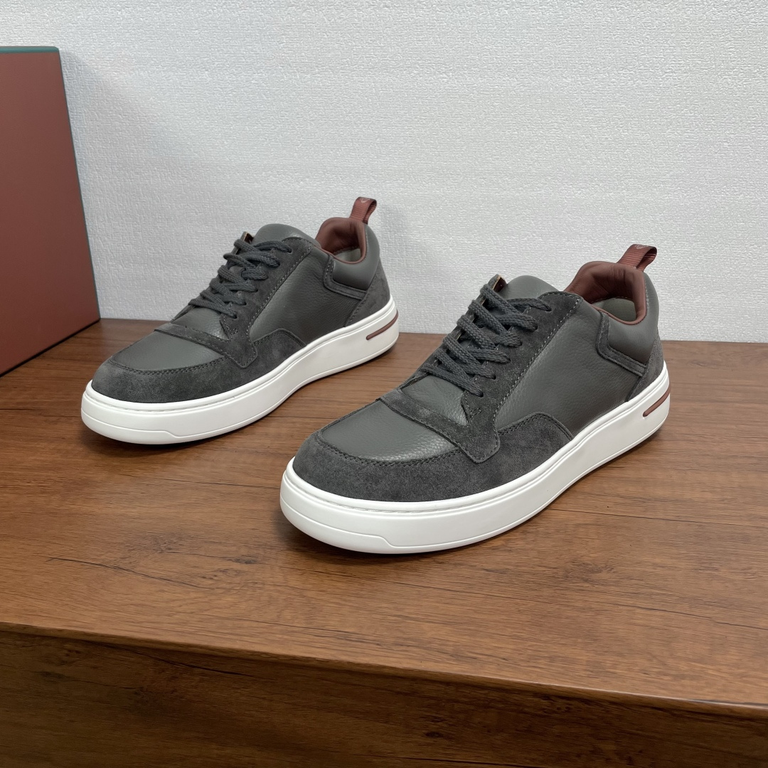 NO:347622,Code Loro Piana/Nuoyoupianya Newport Walk Men's casual shoes This casual shoes are made of cowhide leather spliced ​​with reverse velvet cowhide leather. The classic casual style is modern and simple. It is matched with a soft full cowhide inner lining, light rubber sole, car midsole method, no glue is applied, the sole is not removed, the foot is comfortable and not tiring, it can be worn all seasons. As daily shoes, it is easy to create a casual style!  Comes with a full set of original packaging dustproof bags!  Size 39-40-41-42-43-44 Standard leather shoes size (45/46 can be customized but does not support return and exchange) Article number 1713 leather grey, loro piana, cowhide19860909编码 Loro Piana/诺悠翩雅 Newport Walk 男士休闲鞋 这款休闲鞋采用摔纹牛皮革拼接反绒牛皮革打造,经典休闲版型,款式现代简约,搭配柔软全牛皮内里,轻盈橡胶鞋底,车中底做法,不开胶不掉底,上脚舒适不累脚,四季可穿,作为日常鞋履,轻松打造休闲风格！配全套原包装防尘袋礼品袋！ 码数39-40-41-42-43-44 标准皮鞋尺码（45/46可定做但不支持退换） 货号1713拼皮 灰色,,loro piana,cowhide,Men's shoes
