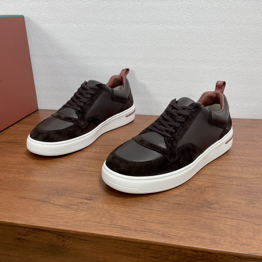 NO:347666,Code Loro Piana/Nuoyoupianya Newport Walk Men's casual shoes This casual shoes are made of cowhide leather spliced ​​with reverse velvet cowhide leather. The classic casual style is modern and simple. It is matched with a soft full cowhide inner lining, light rubber sole, car midsole method, no glue is applied, the sole is not removed, the foot is comfortable and not tiring, it can be worn all seasons. As daily shoes, it is easy to create a casual style!  Comes with a full set of original packaging dustproof bags!  Size 39-40-41-42-43-44 Standard leather shoes size (45/46 can be customized but does not support return and exchange) Item number 1713 leather-paired brown color, loro piana, cowhide19860909编码 Loro Piana/诺悠翩雅 Newport Walk 男士休闲鞋 这款休闲鞋采用摔纹牛皮革拼接反绒牛皮革打造,经典休闲版型,款式现代简约,搭配柔软全牛皮内里,轻盈橡胶鞋底,车中底做法,不开胶不掉底,上脚舒适不累脚,四季可穿,作为日常鞋履,轻松打造休闲风格！配全套原包装防尘袋礼品袋！ 码数39-40-41-42-43-44 标准皮鞋尺码（45/46可定做但不支持退换） 货号1713拼皮 咖色,,loro piana,cowhide,Men's shoes