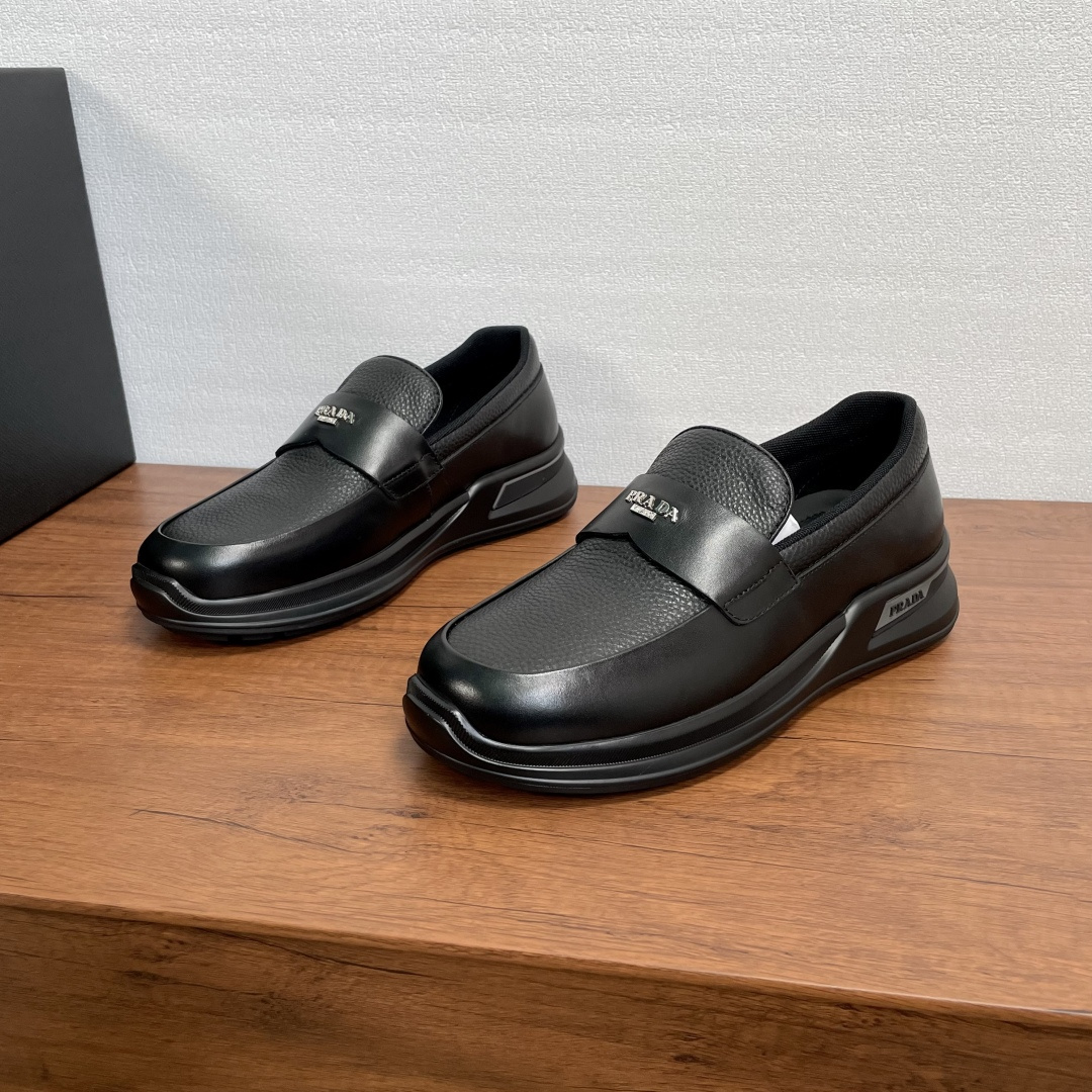NO:347668,Code Prada/Prada Men's new one-legged lazy casual shoes This sneaker uses smooth calf leather and swaggered cowhide spliced ​​upper, and one-legged loafer upper, modern and simple style, comfortable and breathable, practical and versatile. The calfskin horizontal band is matched with metal logo letter logo, matched with 3cm elevated rubber sole, decorated with Prada logo details, fabric breathable inner, brand logo cowhide foot pads, creating a comfortable wearing experience. It is equipped with a full set of original packaging dust bags!  Size 39-40-41-42-43-44 Standard leather shoe size Article number 2EE915 Black leather, Prada, Prada, Loafers, Sneakers, cowhide19860909编码 Prada/普拉达 男士新款一脚蹬懒人休闲鞋 这款运动鞋采用光滑小牛皮革和摔纹牛皮拼接鞋面,一脚蹬乐福鞋鞋面,现代简约风格,舒适透气,实用百搭,小牛皮横饰带配以金属logo字母标识,搭配3cm凸纹橡胶鞋底,饰有Prada徽标细节,织物透气内里,品牌徽标牛皮垫脚,缔造舒适的穿着体验.配全套原包装防尘袋！ 码数39-40-41-42-43-44 标准皮鞋尺码 货号2EE915 黑皮,,prada,prada,loafers,sneakers,cowhide,Men's shoes