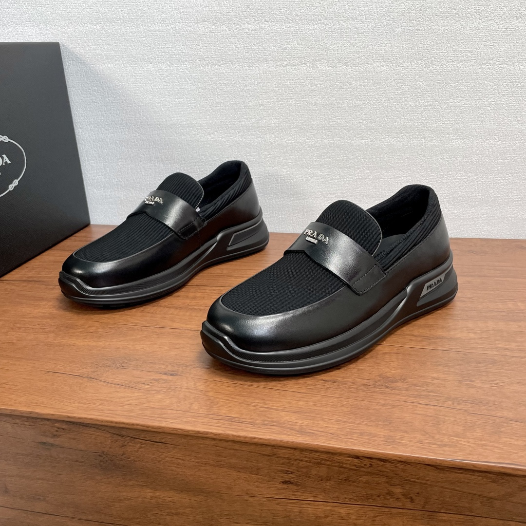 NO:347623,Code Prada/Prada Men's new one-legged lazy casual shoes This sneaker uses smooth calf leather and nylon fabric spliced ​​upper, wavy fabric details, one-legged loafer upper, modern and simple style, comfortable and breathable, practical and versatile. Calfskin horizontal band is matched with metal logo letter logo, matched with 3cm elevated rubber sole, decorated with Prada logo details, fabric breathable inner, brand logo cowhide foot pads, creating a comfortable wearing experience. Comes with a full set of original packaging dust bags!  Size 39-40-41-42-43-44 Standard leather shoes size Article number 2EE915 Black cloth, Prada, Prada, Loafers, Sneakers, cowhide19860909编码 Prada/普拉达 男士新款一脚蹬懒人休闲鞋 这款运动鞋采用光滑小牛皮革和尼龙织物拼接鞋面,波浪型布面细节,一脚蹬乐福鞋鞋面,现代简约风格,舒适透气,实用百搭,小牛皮横饰带配以金属logo字母标识,搭配3cm凸纹橡胶鞋底,饰有Prada徽标细节,织物透气内里,品牌徽标牛皮垫脚,缔造舒适的穿着体验.配全套原包装防尘袋！ 码数39-40-41-42-43-44 标准皮鞋尺码 货号2EE915 黑布,,prada,prada,loafers,sneakers,cowhide,Men's shoes
