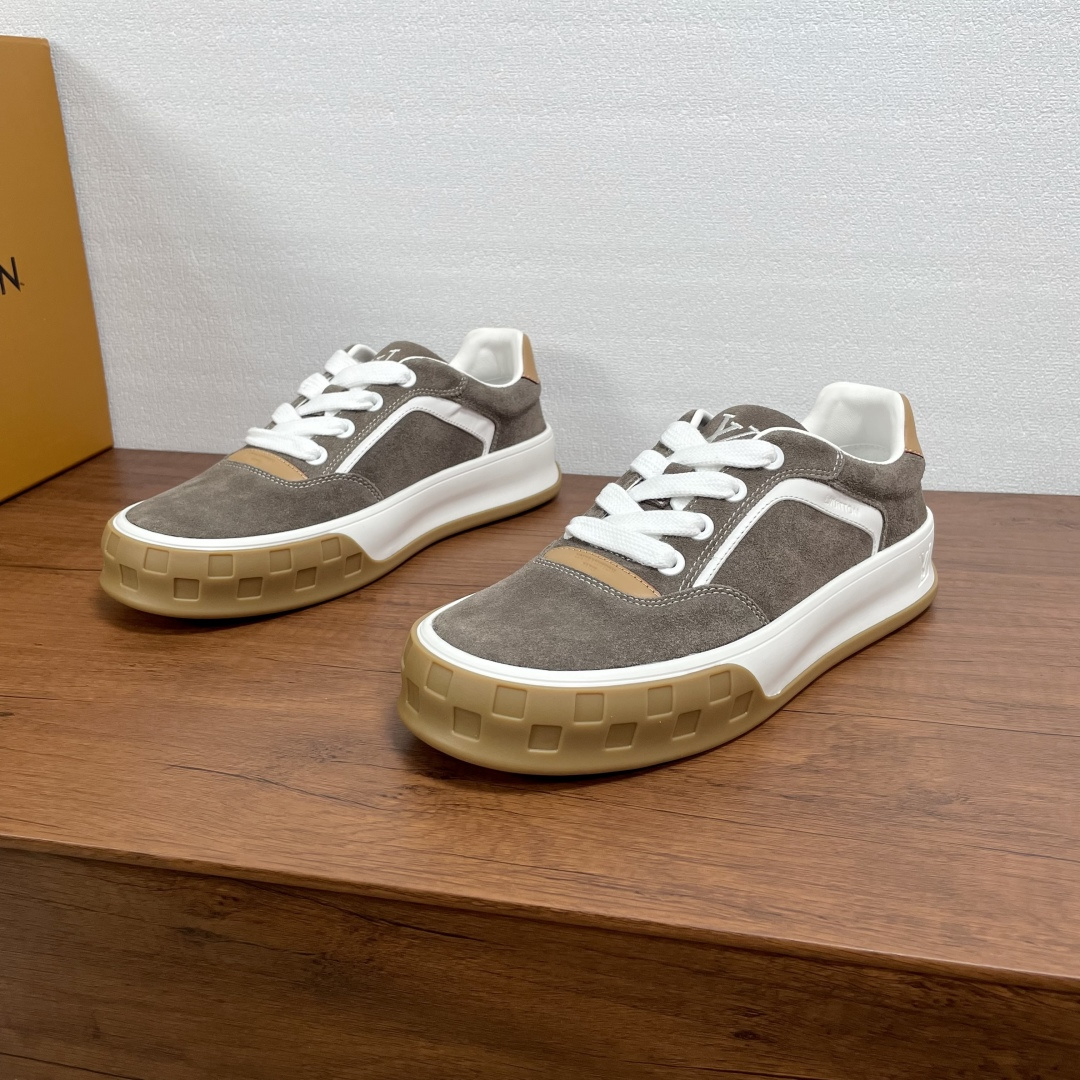 NO:352177,LV Men's New Slant Sneakers Louis Vuitton's shoe team is named after the tilted Louis Vuitton logo on the tongue by displaying the LV tilt Sneakers designed by Pharrell Williams. The upper is made of velvet cowhide and is decorated with smooth calf leather contrast. The front, outside and heel are stamped with logo logo details. It is matched with a thick, personalized and fashionable two-color rubber outsole, soft cowhide inner lining, logo fabric footrest, fashionable and fashionable on the feet, and versatile height!  With full set of original packaging!  Size 39-40-41-42-43-44 Standard leather shoe size Article number AQ9UA Brown,,louis vuitton,louis vuitton,sneakers,cowhide19860909LV 男士新款倾斜运动鞋板鞋 路易威登的鞋履团队通过展示Pharrell Williams设计的LV倾斜运动鞋,以鞋舌上的倾斜路易威登标志而得名.鞋面采用丝绒牛皮革制成,嵌入光滑小牛皮革撞色装饰,正面、外侧及后跟压印有logo徽标细节,搭配厚实个性时尚的双色橡胶大底,柔软牛皮内里,徽标织物垫脚,上脚时尚洋气,增高百搭！配全套原包装！ 尺码39-40-41-42-43-44 标准皮鞋码 货号AQ9UA 棕色,,louis vuitton,louis vuitton,sneakers,cowhide,Men's shoes