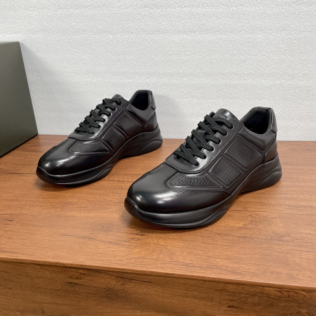 NO:352848,Berluti men's new leather sports and casual shoes with high-end texture, top-grade polished calf leather has excellent texture, breathable punched details on both sides, double-layer leather wrapping on the heel, hand-sewn with European and American style walk-in wax thread, full cowhide inner foot pad, the tongue is decorated with an embossed logo, matched with a rubber outsole, the style is simple and elegant, durable and versatile, and comfortable and stylish on the feet. It is equipped with a full set of original packaging!  Size 39-40-41-42-43-44 Standard leather shoes size (38/45 can be customized but does not support return and exchange) Article number Blt color punched sports shoes Black, Sneakers, cowhide19860909Berluti 男士新款皮革运动休闲鞋 高端质感感受,顶级擦色小牛皮革质感极好,两侧透气冲孔细节,后跟双层皮革包裹,欧美风格走马蜡线手工缝制,全牛皮内里垫脚,鞋舌饰以压纹logo标识,搭配橡胶大底,款式简约大方,耐看百搭,上脚舒适有型.配全套原包装！ 尺码39-40-41-42-43-44 标准皮鞋尺码（38/45可定做但不支持退换） 货号Blt擦色冲孔运动鞋 黑色,,sneakers,cowhide,Men's shoes