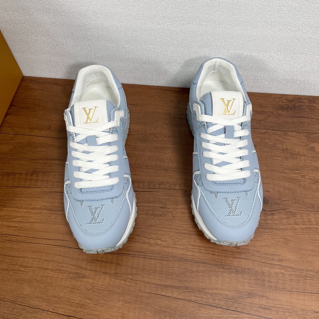 编码：YS003845
路易威登 RUN AWAY系列运动鞋出货
本款 Run Away 运动鞋以潮流笔触诠释跑鞋灵感，融合Monogram粒面牛皮革和光滑牛皮革饰边，两侧冲孔细节，外侧饰以LV金属字母铭牌。楔形橡胶外底延续经典跑鞋设计，LV 字母装饰鞋舌，后部烫印路易威登巴黎标识。配徽标牛皮鞋垫，织物内里牛皮鞋口，上脚舒适透气，时尚大气，配全套原包装！
尺码：39-40-41-42-43-44 皮鞋码（38/45/46可定做但不支持退换）
货号：1A8K花纹印花 蓝色