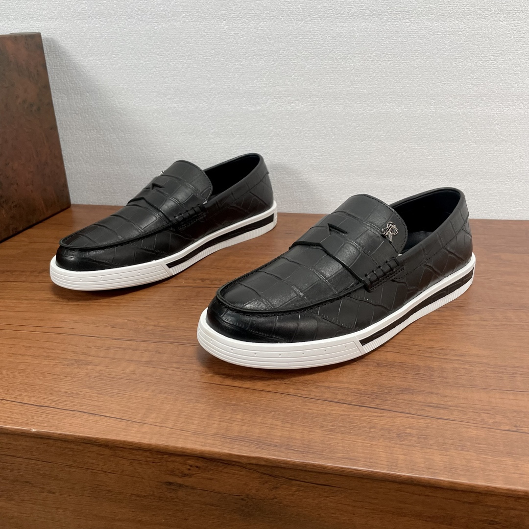 NO:356649,Code Stefano Ricci/Stephenlaw Nicht Men's new leather casual loafers. From an Italian luxury brand, this sneaker is made of crocodile embossed cowhide leather. The upper of the classic loafer, the horizontal strap of the same material is decorated with SR metal logo letter logo, paired with striped rubber outsole and leather embellishment on the sides, and the full calfskin inner footrest is versatile and durable. The style is full of fashion sense!  With full set of original packaging!  Size 39-40-41-42-43-44 Standard leather shoe size Article number 6586 Crocodile pattern loafers black, loafers, sneakers, cowhide19860909编码 Stefano Ricci/史蒂芬劳·尼治 男士新款皮革休闲乐福鞋 来自意大利奢侈的品牌,这款运动鞋采用鳄鱼压纹牛皮革打造,经典乐福鞋鞋面,同材质横饰带饰以SR金属logo字母徽标,搭配条纹橡胶大底侧面配以皮革点缀,全小牛皮内里垫脚,款式百搭耐看,上脚时尚感拉满的一款！配全套原包装！ 码数39-40-41-42-43-44 标准皮鞋码 货号6586鳄鱼纹乐福鞋 黑色,,loafers,sneakers,cowhide,Men's shoes