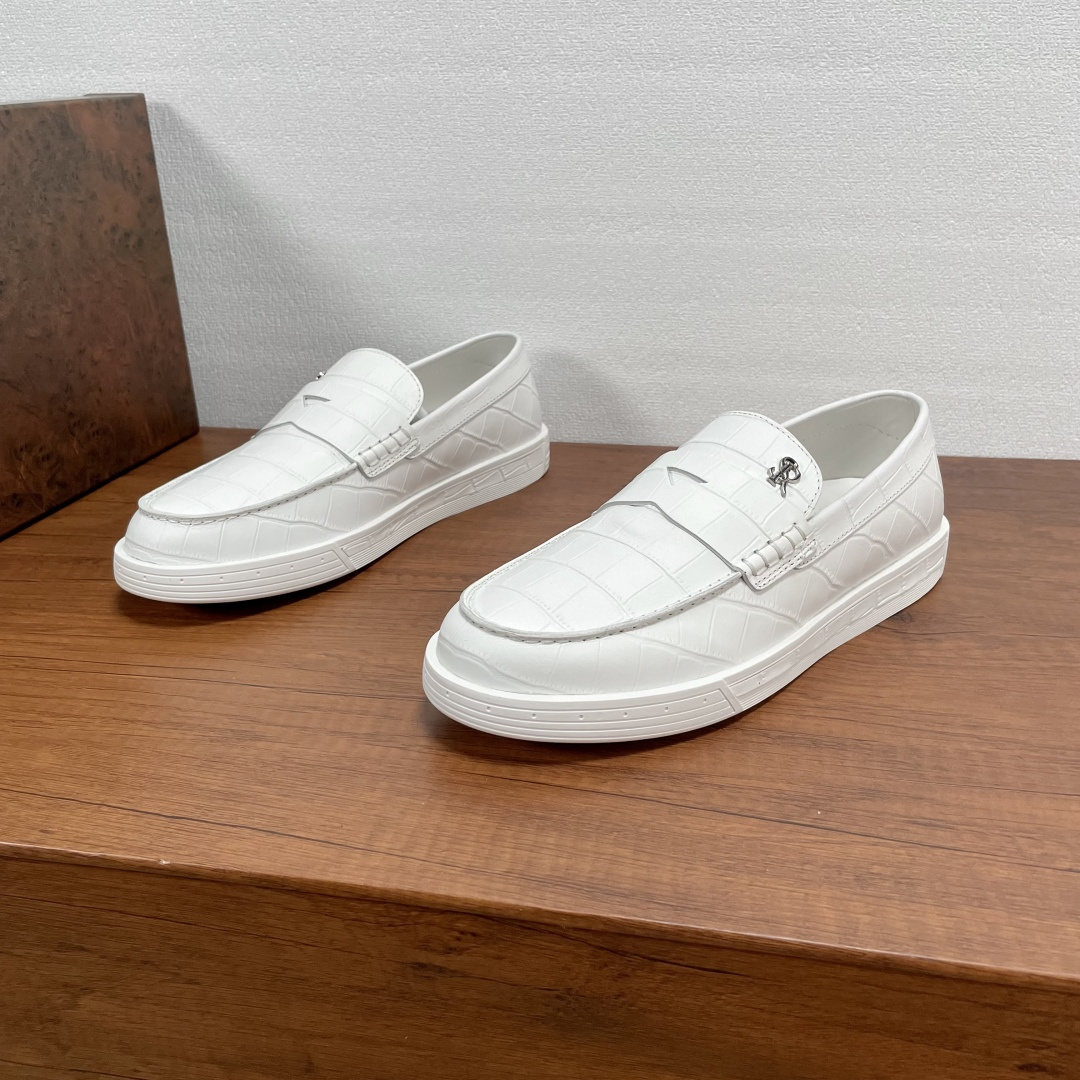 NO:356664,Code Stefano Ricci/Stephenlaw Nicht Men's new leather casual loafers. From an Italian luxury brand, this sneaker is made of crocodile embossed cowhide leather. The upper of the classic loafer, the horizontal strap of the same material is decorated with SR metal logo letter logo, paired with striped rubber outsole and leather embellishment on the sides, and the full calfskin inner footrest is versatile and durable. The style is full of fashion sense!  With full set of original packaging!  Size 39-40-41-42-43-44 Standard leather shoe size Article number 6586 Crocodile pattern loafers White, Loafers, Sneakers, cowhide19860909编码 Stefano Ricci/史蒂芬劳·尼治 男士新款皮革休闲乐福鞋 来自意大利奢侈的品牌,这款运动鞋采用鳄鱼压纹牛皮革打造,经典乐福鞋鞋面,同材质横饰带饰以SR金属logo字母徽标,搭配条纹橡胶大底侧面配以皮革点缀,全小牛皮内里垫脚,款式百搭耐看,上脚时尚感拉满的一款！配全套原包装！ 码数39-40-41-42-43-44 标准皮鞋码 货号6586鳄鱼纹乐福鞋 白色,,loafers,sneakers,cowhide,Men's shoes