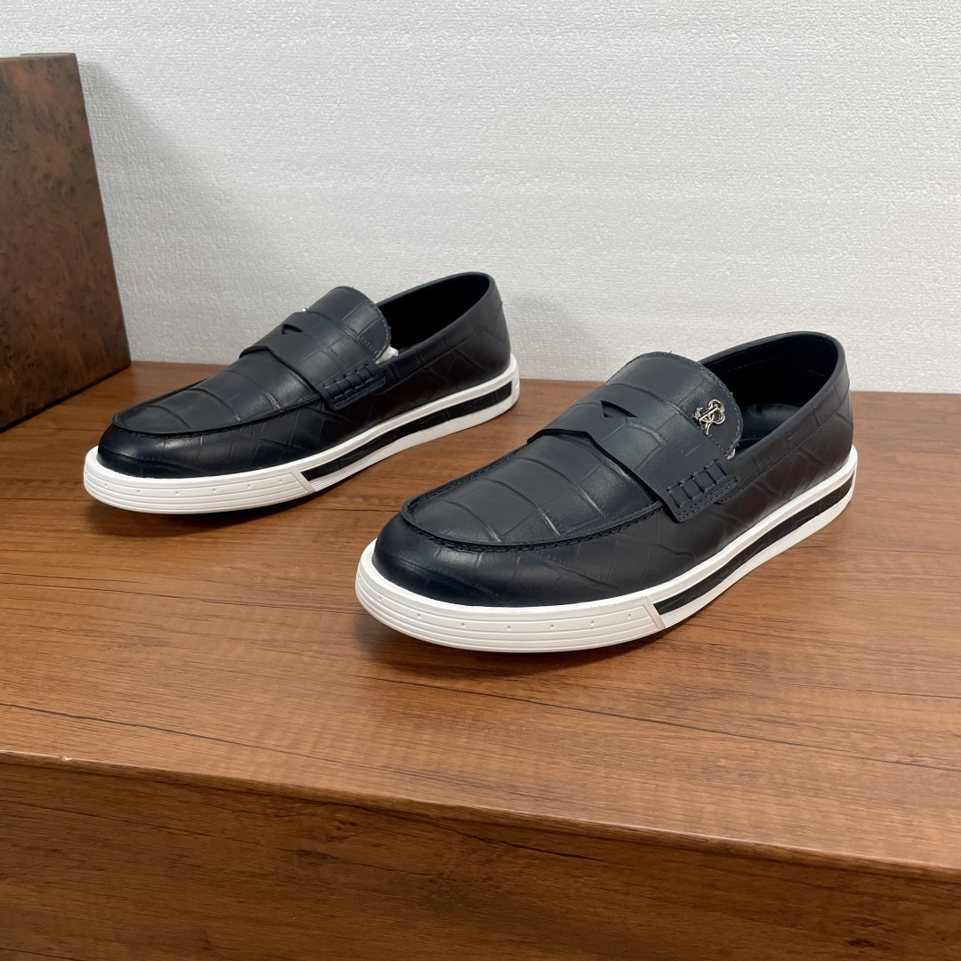 NO:356637,Code Stefano Ricci/Stephenlaw Nicht Men's new leather casual loafers. From an Italian luxury brand, this sneaker is made of crocodile embossed cowhide leather. The upper of the classic loafer, the horizontal strap of the same material is decorated with SR metal logo letter logo, paired with striped rubber outsole and leather embellishment on the sides, and the full calfskin inner footrest is versatile and durable. The style is full of fashion sense!  With full set of original packaging!  Size 39-40-41-42-43-44 Standard leather shoe size Article number 6586 Crocodile pattern loafers Blue, Loafers, Sneakers, cowhide19860909编码 Stefano Ricci/史蒂芬劳·尼治 男士新款皮革休闲乐福鞋 来自意大利奢侈的品牌,这款运动鞋采用鳄鱼压纹牛皮革打造,经典乐福鞋鞋面,同材质横饰带饰以SR金属logo字母徽标,搭配条纹橡胶大底侧面配以皮革点缀,全小牛皮内里垫脚,款式百搭耐看,上脚时尚感拉满的一款！配全套原包装！ 码数39-40-41-42-43-44 标准皮鞋码 货号6586鳄鱼纹乐福鞋 蓝色,,loafers,sneakers,cowhide,Men's shoes