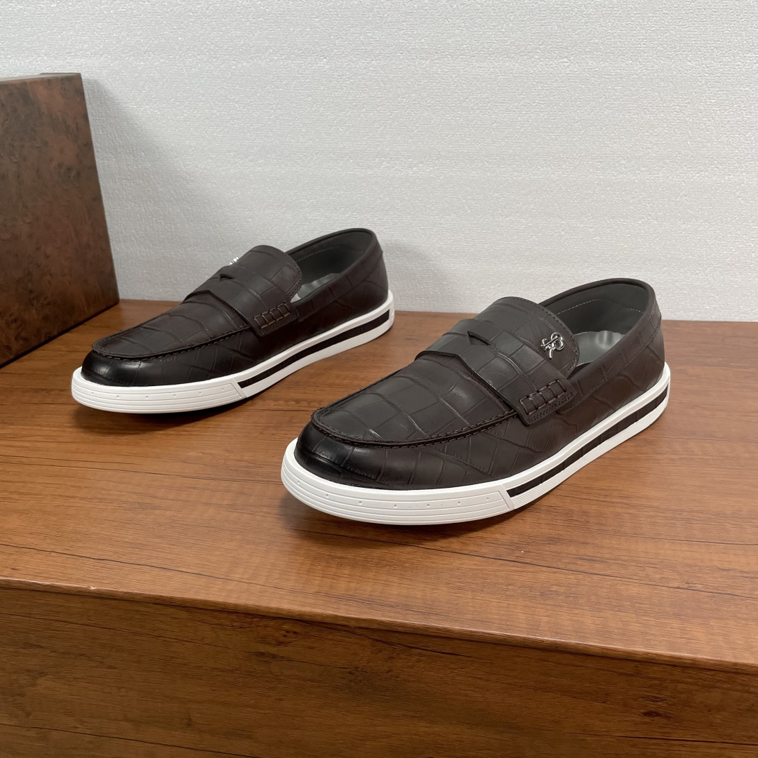 NO:356618,Code Stefano Ricci/Stephenlaw Nicht Men's new leather casual loafers. From an Italian luxury brand, this sneaker is made of crocodile embossed cowhide leather. The upper of the classic loafer, the horizontal strap of the same material is decorated with SR metal logo letter logo, paired with striped rubber outsole and leather embellishment on the sides, and the full calfskin inner footrest is versatile and durable. The style is full of fashion sense!  With full set of original packaging!  Size 39-40-41-42-43-44 Standard leather shoe size Article number 6586 Crocodile pattern loafers Coffee color, Loafers, sneakers, cowhide19860909编码 Stefano Ricci/史蒂芬劳·尼治 男士新款皮革休闲乐福鞋 来自意大利奢侈的品牌,这款运动鞋采用鳄鱼压纹牛皮革打造,经典乐福鞋鞋面,同材质横饰带饰以SR金属logo字母徽标,搭配条纹橡胶大底侧面配以皮革点缀,全小牛皮内里垫脚,款式百搭耐看,上脚时尚感拉满的一款！配全套原包装！ 码数39-40-41-42-43-44 标准皮鞋码 货号6586鳄鱼纹乐福鞋 咖色,,loafers,sneakers,cowhide,Men's shoes