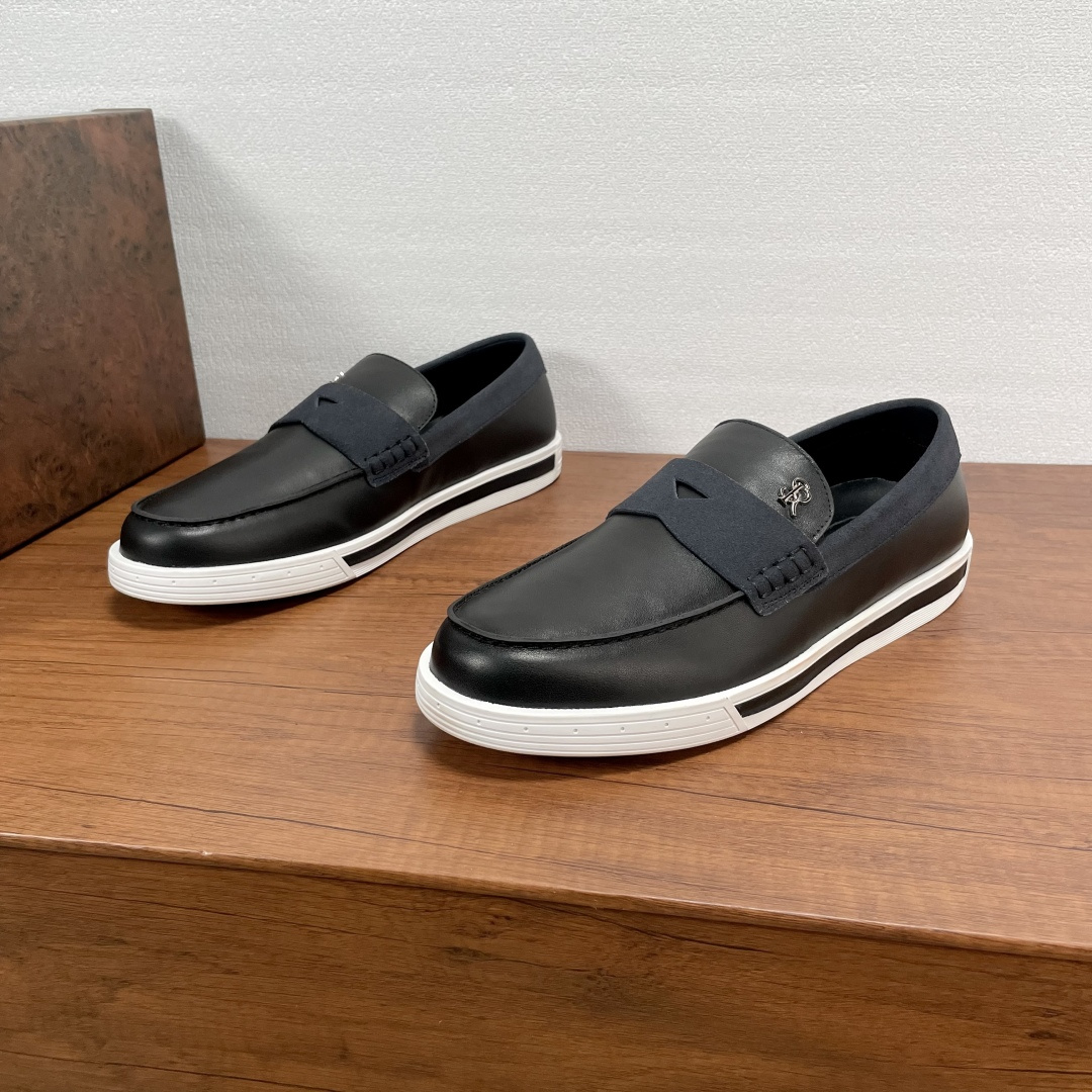 NO:356604,Code Stefano Ricci/Stephenlaw Nicht Men's new leather casual loafers. From an Italian luxury brand, this sneaker is made of smooth cowhide leather. The classic loafer upper is matched with suede leather horizontal band, which echoes the suede leather edges on the mouth. The front is decorated with SR metal logo letter logo, paired with striped rubber outsole and leather embellishment on the side. The full calfskin inner footrest is versatile and durable. The style is full of fashion sense!  With full set of original packaging!  Size 39-40-41-42-43-44 Standard leather shoe size Article number 6586 leather loafers black, loafers, sneakers, cowhide19860909编码 Stefano Ricci/史蒂芬劳·尼治 男士新款皮革休闲乐福鞋 来自意大利奢侈的品牌,这款运动鞋采用光滑牛皮革打造,经典乐福鞋鞋面,配以绒面皮革横饰带,与鞋口绒面皮革收边相呼应,正面饰以SR金属logo字母徽标,搭配条纹橡胶大底侧面配以皮革点缀,全小牛皮内里垫脚,款式百搭耐看,上脚时尚感拉满的一款！配全套原包装！ 码数39-40-41-42-43-44 标准皮鞋码 货号6586皮面乐福鞋 黑色,,loafers,sneakers,cowhide,Men's shoes