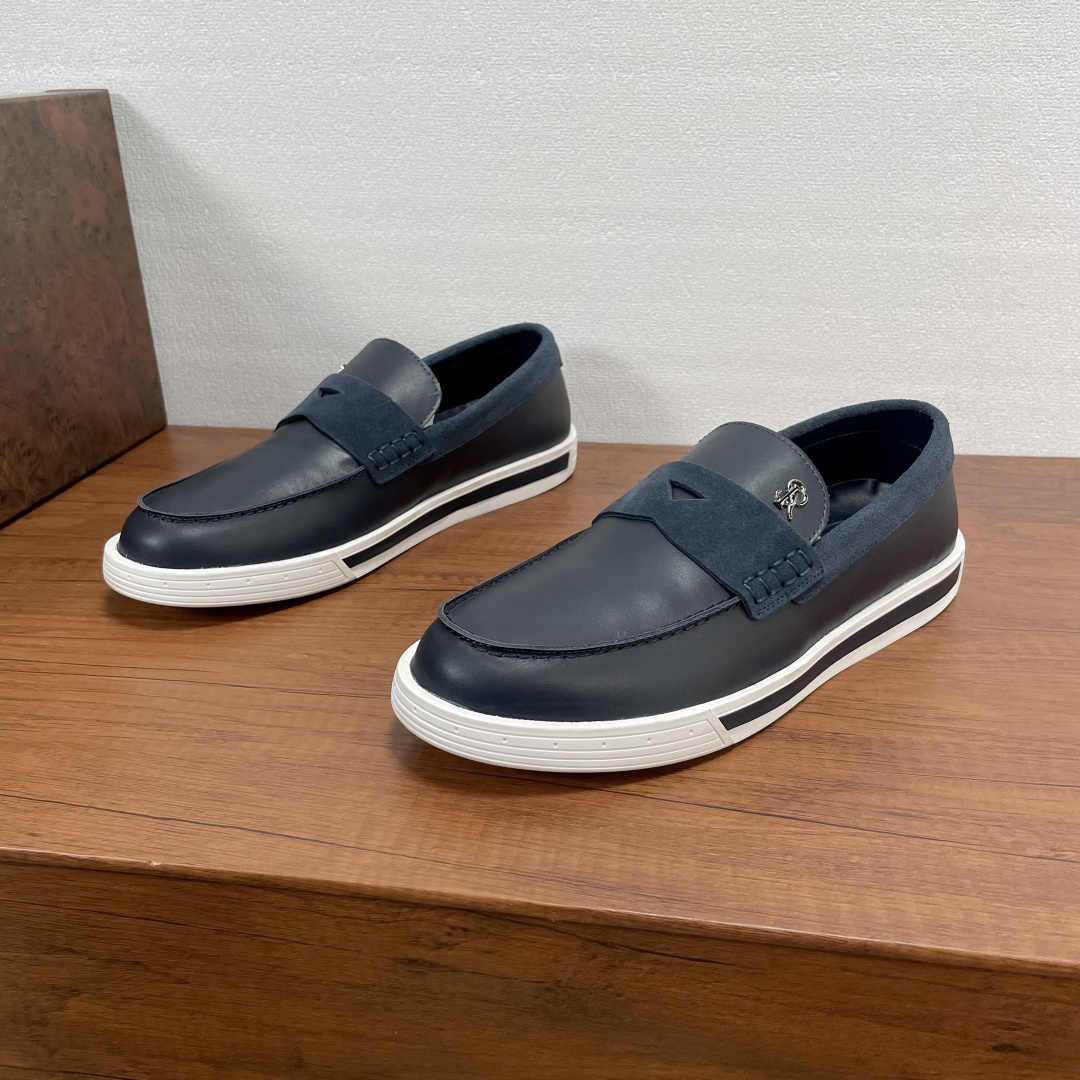 NO:356594,Code Stefano Ricci/Stephenlaw Nicht Men's new leather casual loafers. From an Italian luxury brand, this sneaker is made of smooth cowhide leather. The classic loafer upper is matched with suede leather horizontal band, which echoes the suede leather edges on the mouth. The front is decorated with SR metal logo letter logo, paired with striped rubber outsole and leather embellishment on the side. The full calfskin inner footrest is versatile and durable. The style is full of fashion sense!  With full set of original packaging!  Size 39-40-41-42-43-44 Standard leather shoe size Article number 6586 leather loafers blue, loafers, sneakers, cowhide19860909编码 Stefano Ricci/史蒂芬劳·尼治 男士新款皮革休闲乐福鞋 来自意大利奢侈的品牌,这款运动鞋采用光滑牛皮革打造,经典乐福鞋鞋面,配以绒面皮革横饰带,与鞋口绒面皮革收边相呼应,正面饰以SR金属logo字母徽标,搭配条纹橡胶大底侧面配以皮革点缀,全小牛皮内里垫脚,款式百搭耐看,上脚时尚感拉满的一款！配全套原包装！ 码数39-40-41-42-43-44 标准皮鞋码 货号6586皮面乐福鞋 蓝色,,loafers,sneakers,cowhide,Men's shoes