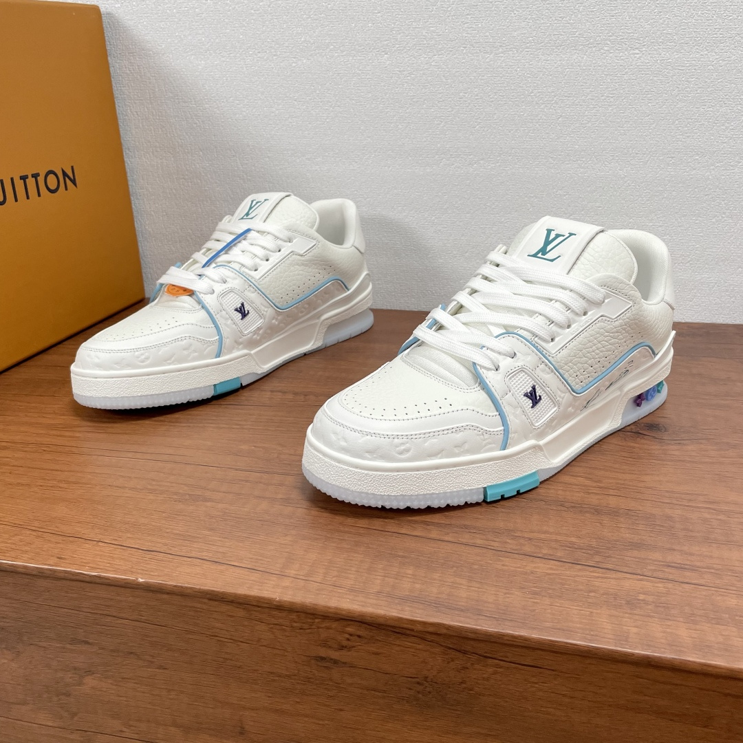 NO:347464,Code LV's latest couple trainer sneakers. LV launched a limited-edition trainer in 25 years. It is made of grained cowhide leather and Monogram embossed leather uppers, and incorporates contrasting lines. The lace-up is decorated with brand elements, colored cement buckles, toe and punched details on both sides. The tongue is decorated with lv letters. The #54 logo at the rear traces the brand birth in 1854. The designer's handwritten brand logo embellishes one side. The style continues the classic design. It is a very commemorative sneaker!  Size 35-45 Standard leather shoe size (46 can be customized but does not support return and exchange) Item number 1A43 color-blocking embossed white and blue, louis vuitton, sneakers, cowhide19860909编码 LV最新情侣款trainer运动鞋 LV25年推出限定款trainer,取材粒面牛皮革和Monogram压花皮革鞋面,融入撞色线条元素,系带饰以品牌元素彩色水泥扣,鞋头及两侧冲孔细节,鞋舌饰以lv字母标识,后部#54标识追溯品牌诞生于1854年,设计师手写体品牌标识点缀一侧,款式延续经典设计,非常具有纪念价值的一款运动鞋！ 尺码35-45 标准皮鞋码（46可定做但不支持退换） 货号1A43拼色压花 白蓝,,louis vuitton,sneakers,cowhide,Men's shoes