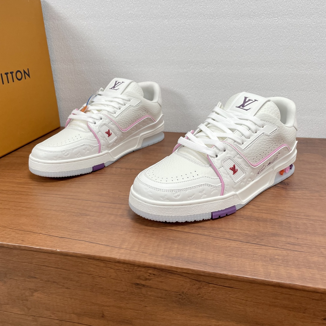 NO:347483,Code LV's latest couple trainer sneakers. LV launched a limited-edition trainer in 25 years, with grained cowhide leather and Monogram embossed leather uppers, integrating contrasting line elements, lace-up adorned with brand elements, colorful cement buckles, toe and punched details on both sides, tongue is decorated with lv letters, and the #54 logo at the rear traces the brand's birth in 1854. The designer's handwritten brand logo embellishes one side, the style continues the classic design, a sneaker with a very commemorative value!  Size 35-45 Standard leather shoe size (46 can be customized but does not support return and exchange) Item number 1A43 color-blocking embossed white powder, louis vuitton, sneakers, cowhide19860909编码 LV最新情侣款trainer运动鞋 LV25年推出限定款trainer,取材粒面牛皮革和Monogram压花皮革鞋面,融入撞色线条元素,系带饰以品牌元素彩色水泥扣,鞋头及两侧冲孔细节,鞋舌饰以lv字母标识,后部#54标识追溯品牌诞生于1854年,设计师手写体品牌标识点缀一侧,款式延续经典设计,非常具有纪念价值的一款运动鞋！ 尺码35-45 标准皮鞋码（46可定做但不支持退换） 货号1A43拼色压花 白粉,,louis vuitton,sneakers,cowhide,Men's shoes
