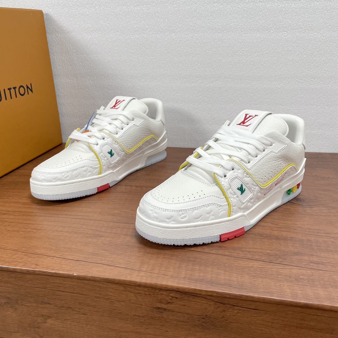 NO:347494,Code LV's latest couple trainer sneakers. LV launched a limited-edition trainer in 25 years, with grained cowhide leather and Monogram embossed leather uppers, integrating contrasting line elements, lace-up adorned with brand elements, colorful cement buckles, toe and punched details on both sides, tongue is decorated with lv letters, and the #54 logo at the rear traces the brand's birth in 1854. The designer's handwritten brand logo embellishes one side, the style continues the classic design, a sneaker with a very commemorative value!  Size 35-45 Standard leather shoe size (46 can be customized but does not support return and exchange) Item number 1A43 color-blocking embossed white and yellow, louis vuitton, sneakers, cowhide19860909编码 LV最新情侣款trainer运动鞋 LV25年推出限定款trainer,取材粒面牛皮革和Monogram压花皮革鞋面,融入撞色线条元素,系带饰以品牌元素彩色水泥扣,鞋头及两侧冲孔细节,鞋舌饰以lv字母标识,后部#54标识追溯品牌诞生于1854年,设计师手写体品牌标识点缀一侧,款式延续经典设计,非常具有纪念价值的一款运动鞋！ 尺码35-45 标准皮鞋码（46可定做但不支持退换） 货号1A43拼色压花 白黄,,louis vuitton,sneakers,cowhide,Men's shoes