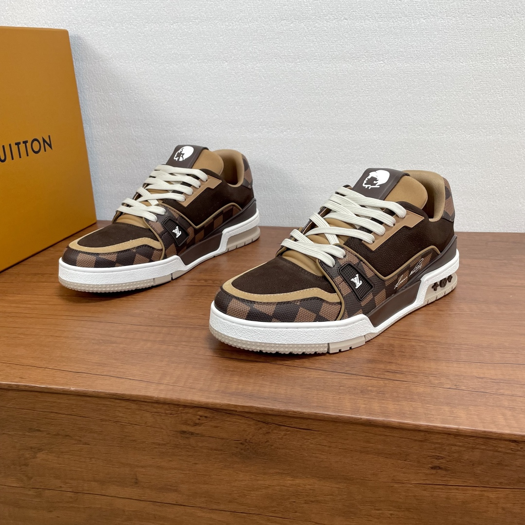 NO:349937,LV TRAINER men's sneakers This LV Trainer sneakers cleverly combine suede and Damier canvas, illuminating the tongue with Pharrell Williams and Nigo portrait patterns, greeting the two designers' collaboration at the men's clothing show in autumn and winter. The rubber LV letter logo on both sides perfected the eye-catching design, and the Louis Vuitton handwritten logo was written on the side. The rubber outsole embellished Monogram flowers, and the fabric inner foot pads are blessed to continue the comfort experience. With the complete packaging of the original box!  Men's size 39-40-41-42-43-44 Leather shoe size (38/45/46 can be customized but does not support return and exchange) Article number 0119 Joint portrait Coffee,,louis vuitton,louis vuitton,sneakers19860909LV TRAINER 男士运动鞋 本款 LV Trainer 运动鞋巧妙融汇正绒面革与 Damier 帆布,以 Pharrell Williams 和 Nigo 的肖像图案点亮鞋舌,致意两位设计师在 秋冬男装秀场的联袂合作.两侧橡胶 LV 字母标识完善瞩目设计,侧面抒写路易威登手写体标识.橡胶外底点缀 Monogram 花卉,织物内里垫脚加持,延续舒适体验.配原盒全套包装！ 男码39-40-41-42-43-44 皮鞋码（38/45/46可定做但不支持退换货） 货号0119联名肖像 咖色,,louis vuitton,louis vuitton,sneakers,Men's shoes