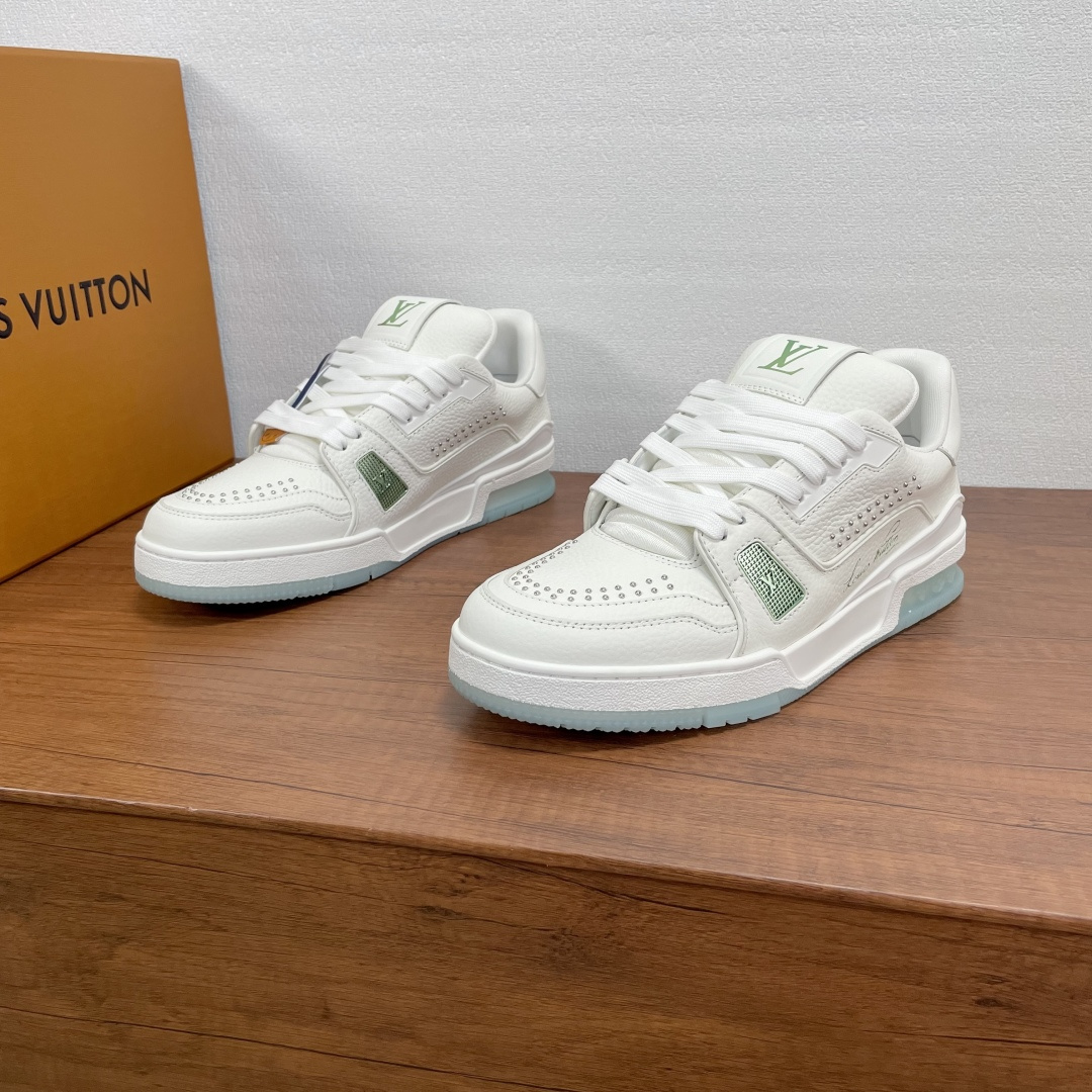 NO:349947,New LV TRAINER men's sneakers shipped. This LV Trainer sneakers are decorated with rivets on the grained cowhide upper, with handwritten Louis Vuitton logo on the sides, metallic color effect on both sides and tongue, #54 logo on the back, the original configuration is from Virgil Abloh, showing the inspiration of retro basketball shoes. Continue the complex upper, rubberized rubber outsole continues the iconic elements, the outsole is decorated with Monogram flowers, and the standard insole continues the comfort experience. With the full set of original boxes!  Size number 39-40-41-42-43-44 Standard leather shoe size (45/46 can be customized but does not support return and exchange) Article number 1A43 Fantasy color rivets White and green, louis vuitton, louis vuitton, sneakers, cowhide19860909新款LV TRAINER 男士运动鞋出货 本款 LV Trainer 运动鞋为粒面牛皮革鞋面点缀铆钉装饰,侧面点缀手写体路易威登标识,两侧及鞋舌LV字母金属幻彩效果,后部#54标识,原版构型出自 Virgil Abloh 之手,展现复古篮球鞋的灵感启发.延续繁复鞋面,注胶橡胶外底延续标志性元素,外底饰有 Monogram 花卉,标配鞋垫延续舒适体验.配原盒全套包装！ 码数39-40-41-42-43-44 标准皮鞋码（45/46可定做但不支持退换） 货号1A43幻彩铆钉 白绿,,louis vuitton,louis vuitton,sneakers,cowhide,Men's shoes