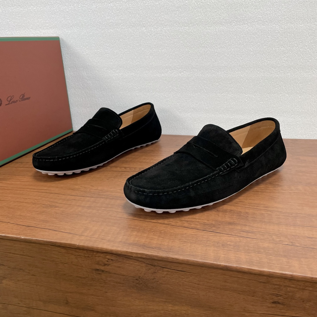 NO:349973,LoroPiana/NuoyouPianya Men's new suede leather beanie shoes driving shoes. Top quality products from Dongguan, available in stock!  This beanie shoes are carefully made of soft reverse velvet cowhide leather, with a Mark stitching body, a classic penny upper horizontal strap design, paired with a super flexible and thin rubber beanie outsole, and is decorated with an exclusive logo logo. It is light and soft and comfortable to wear. It has a benzene dyed calfskin inner lining, and can be removable silk-print brand logo genuine leather foot pads, and it is fashionable!  Fitted with a full set of dust bags for original packaging!  Number of codes 39-40-41-42-43-44 Standard leather shoe size Article number 50965 Black, loro piana, cowhide19860909LoroPiana/诺悠翩雅 男士新款绒面皮革豆豆鞋驾车鞋 莞产顶级精品,现货发售！ 这款豆豆鞋采用柔软反绒牛皮革精心制成,马克缝线鞋身,经典便士鞋面横饰带设计,搭配超柔韧轻薄橡胶豆豆大底,并饰有专属logo标识,穿着轻便柔软舒适,苯染小牛皮内里,可拆卸丝印品牌徽标真皮脚垫,上脚洋气！配全套原包装防尘袋！ 码数39-40-41-42-43-44 标准皮鞋码 货号50965 黑色,,loro piana,cowhide,Men's shoes
