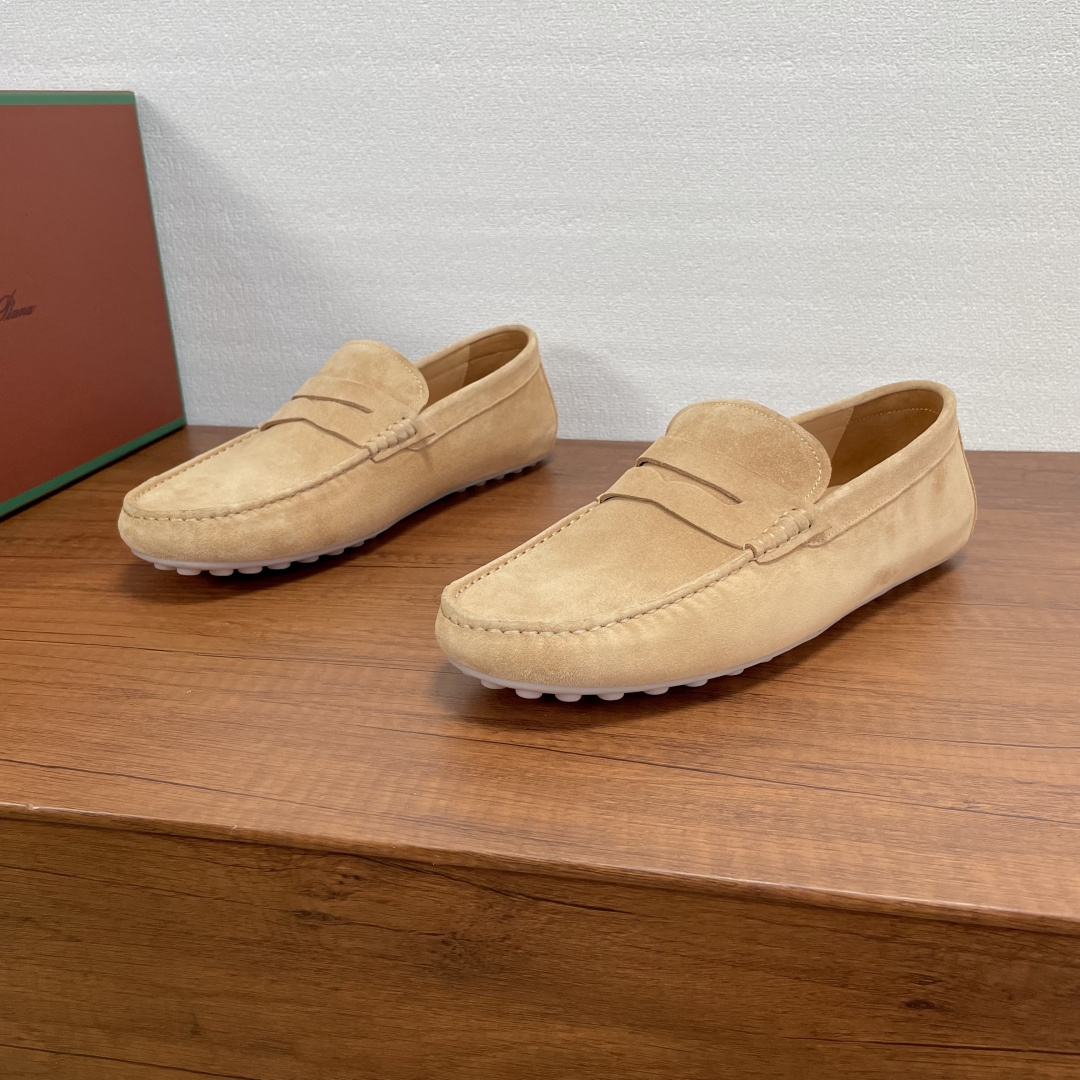 NO:349998,LoroPiana/NuoyouPianya Men's new suede leather beanie shoes driving shoes. Top quality products from Dongguan, available in stock!  This beanie shoes are carefully made of soft reverse velvet cowhide leather, with a Mark stitching body, a classic penny upper horizontal strap design, paired with a super flexible and thin rubber beanie outsole, and is decorated with an exclusive logo logo. It is light and soft and comfortable to wear. It has a benzene dyed calfskin inner lining, and can be removable silk-print brand logo genuine leather foot pads, and it is fashionable!  Fitted with a full set of dust bags for original packaging!  Number of codes 39-40-41-42-43-44 Standard leather shoe size Article number 50965 Apricot color, loro piana, cowhide19860909LoroPiana/诺悠翩雅 男士新款绒面皮革豆豆鞋驾车鞋 莞产顶级精品,现货发售！ 这款豆豆鞋采用柔软反绒牛皮革精心制成,马克缝线鞋身,经典便士鞋面横饰带设计,搭配超柔韧轻薄橡胶豆豆大底,并饰有专属logo标识,穿着轻便柔软舒适,苯染小牛皮内里,可拆卸丝印品牌徽标真皮脚垫,上脚洋气！配全套原包装防尘袋！ 码数39-40-41-42-43-44 标准皮鞋码 货号50965 杏色,,loro piana,cowhide,Men's shoes