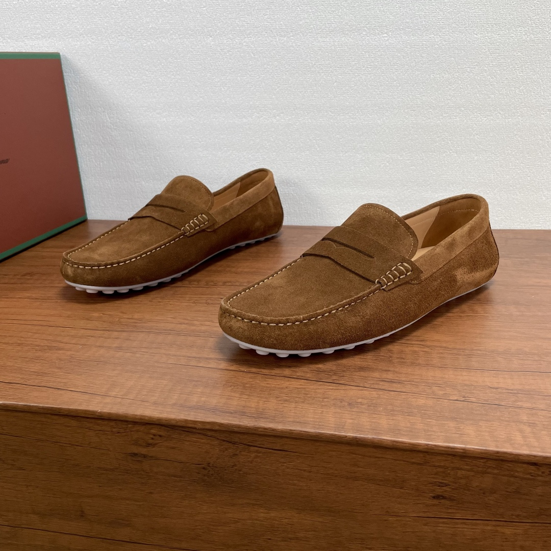 NO:350019,LoroPiana/NuoyouPianya Men's new suede leather beanie shoes driving shoes. Top quality products from Dongguan, available in stock!  This beanie shoes are carefully made of soft reverse velvet cowhide leather, with a Mark stitching body, a classic penny upper horizontal strap design, paired with a super flexible and thin rubber beanie outsole, and is decorated with an exclusive logo logo. It is light and soft and comfortable to wear. It has a benzene dyed calfskin inner lining, and can be removable silk-print brand logo genuine leather foot pads, and it is fashionable!  Fitted with a full set of dust bags for original packaging!  Number of sizes 39-40-41-42-43-44 Standard leather shoe size Article number 50965 Brown, Loro piana, cowhide19860909LoroPiana/诺悠翩雅 男士新款绒面皮革豆豆鞋驾车鞋 莞产顶级精品,现货发售！ 这款豆豆鞋采用柔软反绒牛皮革精心制成,马克缝线鞋身,经典便士鞋面横饰带设计,搭配超柔韧轻薄橡胶豆豆大底,并饰有专属logo标识,穿着轻便柔软舒适,苯染小牛皮内里,可拆卸丝印品牌徽标真皮脚垫,上脚洋气！配全套原包装防尘袋！ 码数39-40-41-42-43-44 标准皮鞋码 货号50965 棕色,,loro piana,cowhide,Men's shoes