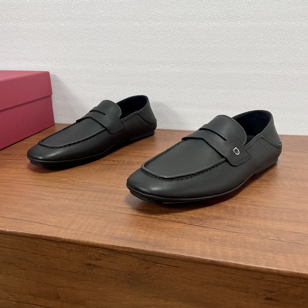 NO:352570,FERRAGAMO/Hug buckles with loafers. The heel of this loafer is designed to provide convenience and practicality for putting on and taking off. It is made of soft calfskin and suede leather. The classic loafer upper is penny horizontal strap style. The outside is equipped with ruthenium gray Hug buckle, which is elegant and casual temperament. The inner lining of the cowhide is blessed by the cowhide, and the silver logo is marked with cowhide feet, which presents an amazing flexible texture. The shoe body is fully designed, matched with light rubber to shoot out the sole, and the bottom is decorated with custom grooves. The upper foot is light and soft and comfortable!  With original box packaging dust bag!  Size number 39-40-41-42-43-44 Standard leather shoe size (38/45 can be customized but does not support return and exchange) Article number 25-8 Black, ferragamo,loafers,cowhide19860909FERRAGAMO/Hug扣饰乐福鞋 这款乐福鞋后跟可踩设计,提供穿脱便捷和实用性,采用柔软小牛皮和绒面皮革打造,经典乐福鞋鞋面,便士横饰带风格,外侧配以钌灰色Hug扣饰,优雅型格邂逅随性气质,本蒅牛皮内里加持,银色logo标识牛皮脚垫,呈现令人惊艳的柔韧质感.鞋身全包设计,搭配轻盈橡胶射出鞋底,底部饰有定制沟纹,上脚轻便柔软舒适！配原盒包装防尘袋！ 码数39-40-41-42-43-44 标准皮鞋码（38/45可定做但不支持退换） 货号25-8 黑色,,ferragamo,loafers,cowhide,Men's shoes