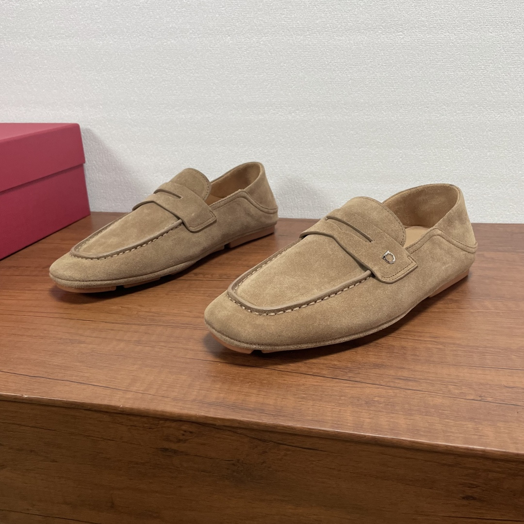 NO:352558,FERRAGAMO/Hug buckles with loafers. The heel of this loafer is designed to provide convenience and practicality for putting on and taking off. It is made of soft calfskin and suede leather. Classic loafer upper, penny horizontal strap style, ruthenium gray Hug buckle on the outside, elegant style to meet a casual temperament. The inner lining of the cowhide is blessed by the cowhide leather, and the silver logo logo is used to mark the cowhide feet, which presents an amazing flexible texture. The shoe body is fully designed, matched with light rubber to shoot out the sole, and the bottom is decorated with custom grooves. The upper foot is light and soft and comfortable!  With original box packaging dust bag!  Size number 39-40-41-42-43-44 Standard leather shoe size (38/45 can be customized but does not support return and exchange) Article number 25-8 Khaki, ferragamo,loafers,cowhide19860909FERRAGAMO/Hug扣饰乐福鞋 这款乐福鞋后跟可踩设计,提供穿脱便捷和实用性,采用柔软小牛皮和绒面皮革打造,经典乐福鞋鞋面,便士横饰带风格,外侧配以钌灰色Hug扣饰,优雅型格邂逅随性气质,本蒅牛皮内里加持,银色logo标识牛皮脚垫,呈现令人惊艳的柔韧质感.鞋身全包设计,搭配轻盈橡胶射出鞋底,底部饰有定制沟纹,上脚轻便柔软舒适！配原盒包装防尘袋！ 码数39-40-41-42-43-44 标准皮鞋码（38/45可定做但不支持退换） 货号25-8 卡其,,ferragamo,loafers,cowhide,Men's shoes