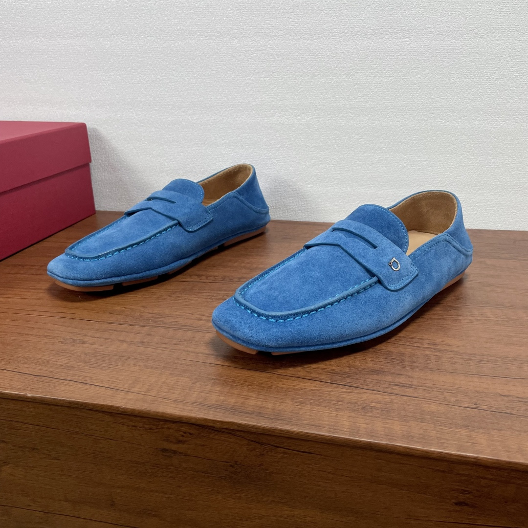 NO:352542,FERRAGAMO Hug buckles with loafers. The heel of this loafer is designed to provide convenience and practicality for putting on and taking off. It is made of soft calfskin and suede leather. The classic loafer upper is penny horizontal strap style. The outside is equipped with ruthenium gray Hug buckle, which is elegant and casual temperament. The inner part of the cowhide is blessed by the cowhide leather, and the silver logo is marked with cowhide feet, which presents an amazing flexible texture. The shoe body is fully designed, matched with light rubber to shoot out the sole, and the bottom is decorated with custom grooves. The upper foot is light and soft and comfortable!  With original box packaging dust bag!  Number of codes 39-40-41-42-43-44 Standard leather shoe size (38/45 can be customized but does not support return and exchange) Article number 25-8 Blue, ferragamo,loafers,cowhide19860909FERRAGAMO Hug扣饰乐福鞋 这款乐福鞋后跟可踩设计,提供穿脱便捷和实用性,采用柔软小牛皮和绒面皮革打造,经典乐福鞋鞋面,便士横饰带风格,外侧配以钌灰色Hug扣饰,优雅型格邂逅随性气质,本蒅牛皮内里加持,银色logo标识牛皮脚垫,呈现令人惊艳的柔韧质感.鞋身全包设计,搭配轻盈橡胶射出鞋底,底部饰有定制沟纹,上脚轻便柔软舒适！配原盒包装防尘袋！ 码数39-40-41-42-43-44 标准皮鞋码（38/45可定做但不支持退换） 货号25-8 蓝色,,ferragamo,loafers,cowhide,Men's shoes