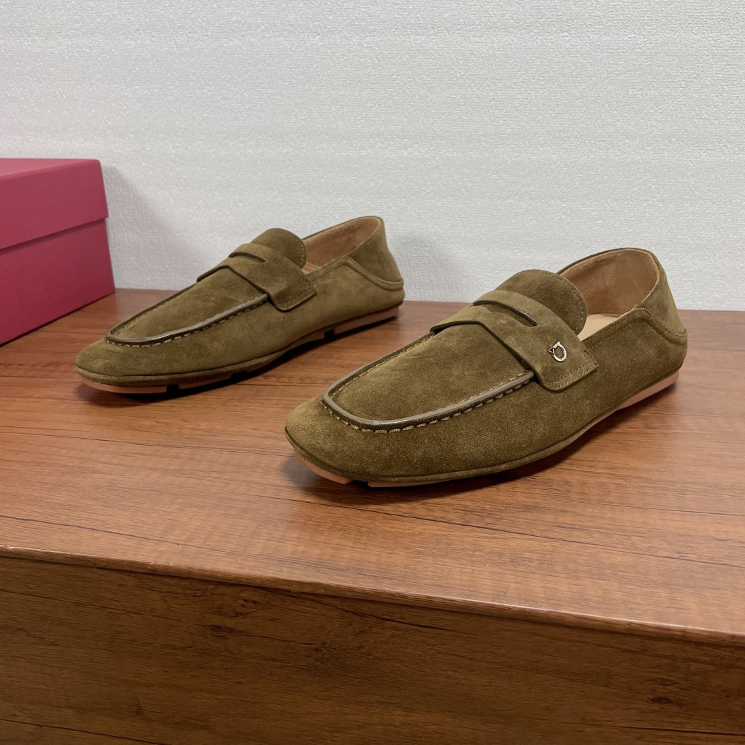 NO:352529,FERRAGAMO Hug buckles with loafers. The heel of this loafer is designed to provide convenience and practicality for putting on and taking off. It is made of soft calfskin and suede leather. The classic loafer upper is penny horizontal strap style. The outside is equipped with ruthenium gray Hug buckle, which is elegant and casual temperament. The inner part of the cowhide is blessed by the cowhide leather, and the silver logo is marked with cowhide feet, which presents an amazing flexible texture. The shoe body is fully designed, matched with light rubber to shoot out the sole, and the bottom is decorated with custom grooves. The upper foot is light and soft and comfortable!  With original box packaging dust bag!  Size number 39-40-41-42-43-44 Standard leather shoe size (38/45 can be customized but does not support return and exchange) Article number 25-8 Brown green, ferragamo,loafers,cowhide19860909FERRAGAMO Hug扣饰乐福鞋 这款乐福鞋后跟可踩设计,提供穿脱便捷和实用性,采用柔软小牛皮和绒面皮革打造,经典乐福鞋鞋面,便士横饰带风格,外侧配以钌灰色Hug扣饰,优雅型格邂逅随性气质,本蒅牛皮内里加持,银色logo标识牛皮脚垫,呈现令人惊艳的柔韧质感.鞋身全包设计,搭配轻盈橡胶射出鞋底,底部饰有定制沟纹,上脚轻便柔软舒适！配原盒包装防尘袋！ 码数39-40-41-42-43-44 标准皮鞋码（38/45可定做但不支持退换） 货号25-8 棕绿,,ferragamo,loafers,cowhide,Men's shoes