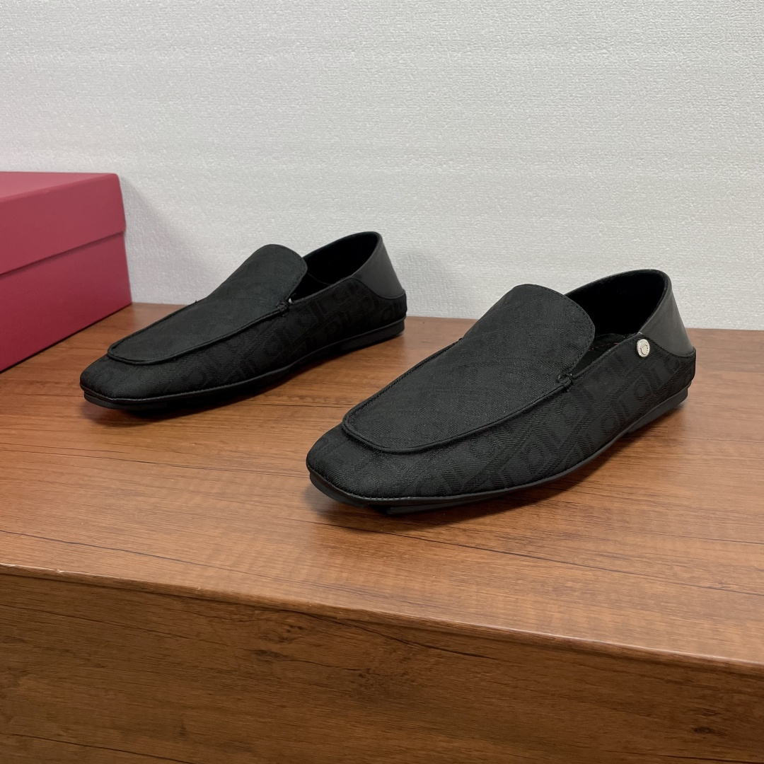 NO:352509,FERRAGAMO One-foot heel loafers Pure Ferragamo style - This driving loafer is made of Ferragamo Monogram-patterned denim. The soft square contour, custom-made rubber sole and foldable heel, can be worn as mules. The tubular structure is carefully hand-sewn and assembled to ensure a flexible and light silhouette. The inner lining of the cowhide is blessed with silver logo to mark the cowhide feet, which presents an amazing flexible texture. The cowhide wraps the midsole design, matched with light rubber, and the bottom is decorated with custom grooves, making the upper foot light and soft and comfortable!  With original box packaging dust bag!  Size number 39-40-41-42-43-44 Standard leather shoe size (38/45 can be customized but does not support return and exchange) Article number 25-9BU Black, ferragamo, ferragamo, loafers, cowhide19860909FERRAGAMO 一脚蹬踩跟款乐福鞋 纯正的菲拉格慕风格—这款驾车乐福鞋采用菲拉格慕Monogram图案的牛仔布打造.柔和方形轮廓,定制纹路橡胶鞋底与可折叠后跟,可作穆勒鞋穿着.管状结构工艺,经过细致手工缝制与组装,确保灵活轻便的廓形.本蒅牛皮内里加持,银色logo标识牛皮脚垫,呈现令人惊艳的柔韧质感.牛皮包裹中底设计,搭配轻盈橡胶射出鞋底,底部饰有定制沟纹,上脚轻便柔软舒适！配原盒包装防尘袋！ 码数39-40-41-42-43-44 标准皮鞋码（38/45可定做但不支持退换） 货号25-9BU 黑色,,ferragamo,ferragamo,loafers,cowhide,Men's shoes