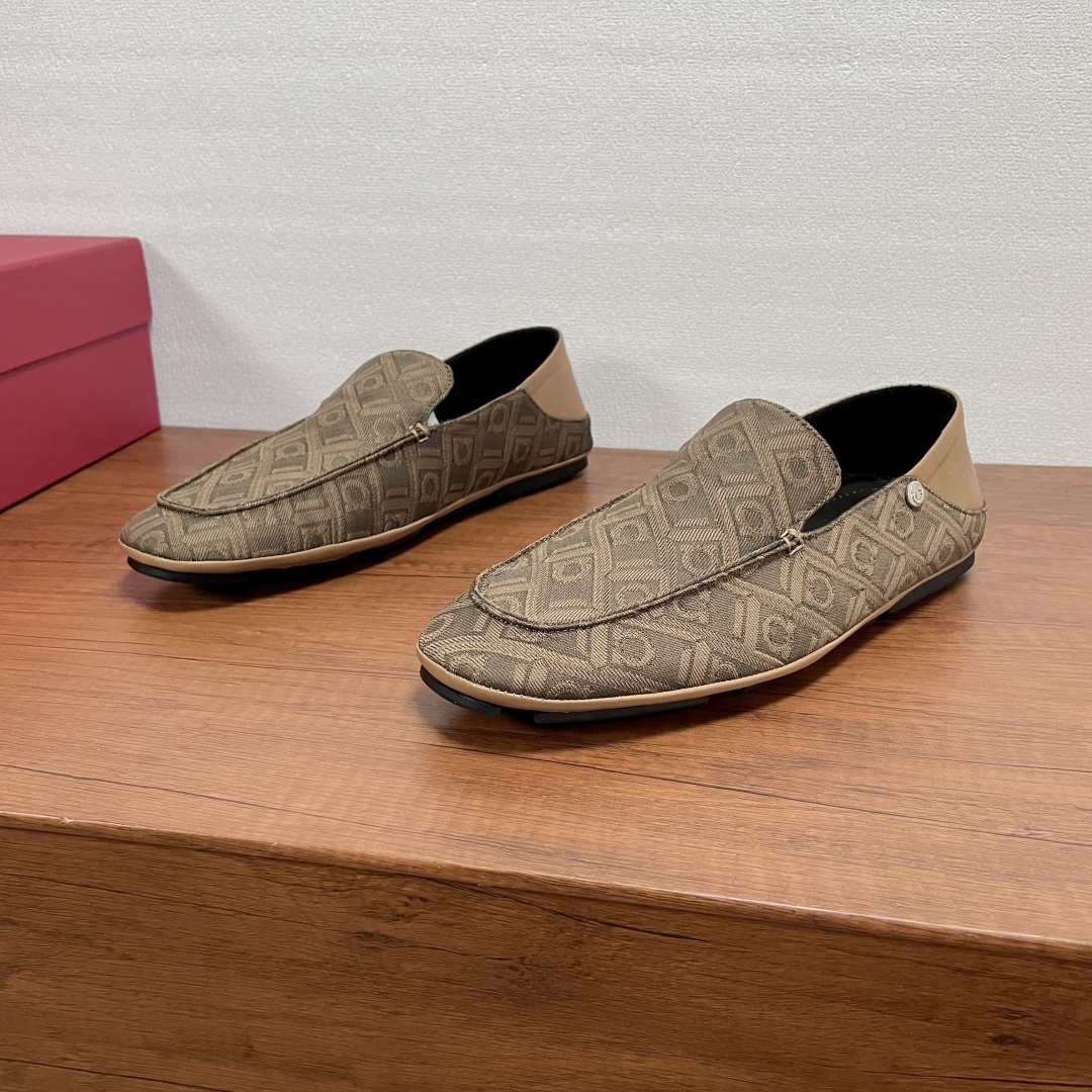 NO:352455,FERRAGAMO One-foot heel loafers Pure Ferragamo style - This driving loafer is made of Ferragamo Monogram-patterned denim. The soft square contour, custom-made rubber sole and foldable heel, can be worn as mules. The tubular structure is carefully hand-sewn and assembled to ensure a flexible and light silhouette. The inner lining of the cowhide is blessed with silver logo to mark the cowhide feet, which presents an amazing flexible texture. The cowhide wraps the midsole design, matched with light rubber, and the bottom is decorated with custom grooves, making the upper foot light and soft and comfortable!  With original box packaging dust bag!  Size number 39-40-41-42-43-44 Standard leather shoe size (38/45 can be customized but does not support return and exchange) Article number 25-9BU Khaki, ferragamo, ferragamo, loafers, cowhide19860909FERRAGAMO 一脚蹬踩跟款乐福鞋 纯正的菲拉格慕风格—这款驾车乐福鞋采用菲拉格慕Monogram图案的牛仔布打造.柔和方形轮廓,定制纹路橡胶鞋底与可折叠后跟,可作穆勒鞋穿着.管状结构工艺,经过细致手工缝制与组装,确保灵活轻便的廓形.本蒅牛皮内里加持,银色logo标识牛皮脚垫,呈现令人惊艳的柔韧质感.牛皮包裹中底设计,搭配轻盈橡胶射出鞋底,底部饰有定制沟纹,上脚轻便柔软舒适！配原盒包装防尘袋！ 码数39-40-41-42-43-44 标准皮鞋码（38/45可定做但不支持退换） 货号25-9BU 卡其,,ferragamo,ferragamo,loafers,cowhide,Men's shoes