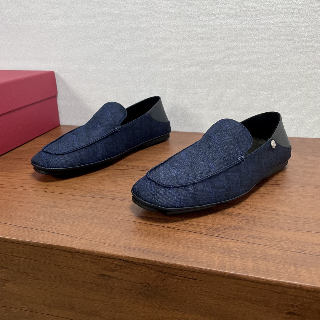 NO:352495,FERRAGAMO One-foot heel loafers Pure Ferragamo style - This driving loafer is made of Ferragamo Monogram-patterned denim. The soft square contour, custom-made rubber sole and foldable heel, can be worn as mules. The tubular structure is carefully hand-sewn and assembled to ensure a flexible and light silhouette. The inner lining of the cowhide is blessed with silver logo to mark the cowhide feet, which presents an amazing flexible texture. The cowhide wraps the midsole design, matched with light rubber, and the bottom is decorated with custom grooves, making the upper foot light and soft and comfortable!  With original box packaging dust bag!  Size number 39-40-41-42-43-44 Standard leather shoe size (38/45 can be customized but does not support return and exchange) Article number 25-9BU Blue, ferragamo, ferragamo, loafers, cowhide19860909FERRAGAMO 一脚蹬踩跟款乐福鞋 纯正的菲拉格慕风格—这款驾车乐福鞋采用菲拉格慕Monogram图案的牛仔布打造.柔和方形轮廓,定制纹路橡胶鞋底与可折叠后跟,可作穆勒鞋穿着.管状结构工艺,经过细致手工缝制与组装,确保灵活轻便的廓形.本蒅牛皮内里加持,银色logo标识牛皮脚垫,呈现令人惊艳的柔韧质感.牛皮包裹中底设计,搭配轻盈橡胶射出鞋底,底部饰有定制沟纹,上脚轻便柔软舒适！配原盒包装防尘袋！ 码数39-40-41-42-43-44 标准皮鞋码（38/45可定做但不支持退换） 货号25-9BU 蓝色,,ferragamo,ferragamo,loafers,cowhide,Men's shoes