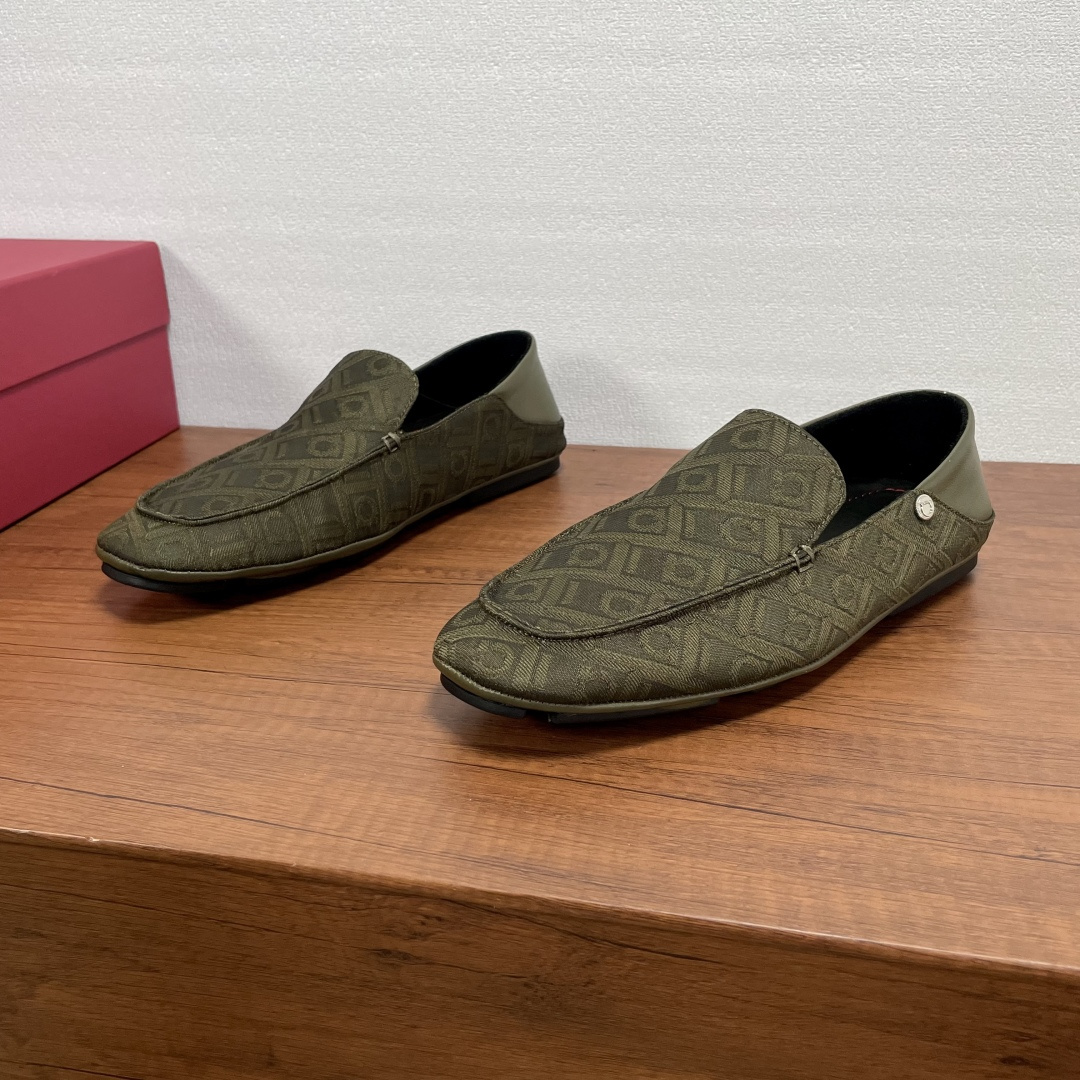 NO:352475,FERRAGAMO One-foot heel loafers Pure Ferragamo style - This driving loafer is made of Ferragamo Monogram-patterned denim. The soft square contour, custom-made rubber sole and foldable heel, can be worn as mules. The tubular structure is carefully hand-sewn and assembled to ensure a flexible and light silhouette. The inner lining of the cowhide is blessed with silver logo to mark the cowhide feet, which presents an amazing flexible texture. The cowhide wraps the midsole design, matched with light rubber, and the bottom is decorated with custom grooves, making the upper foot light and soft and comfortable!  With original box packaging dust bag!  Number of sizes 39-40-41-42-43-44 Standard leather shoe size (38/45 can be customized but does not support return and exchange) Article number 25-9BU Military green, ferragamo, ferragamo, loafers, cowhide19860909FERRAGAMO 一脚蹬踩跟款乐福鞋 纯正的菲拉格慕风格—这款驾车乐福鞋采用菲拉格慕Monogram图案的牛仔布打造.柔和方形轮廓,定制纹路橡胶鞋底与可折叠后跟,可作穆勒鞋穿着.管状结构工艺,经过细致手工缝制与组装,确保灵活轻便的廓形.本蒅牛皮内里加持,银色logo标识牛皮脚垫,呈现令人惊艳的柔韧质感.牛皮包裹中底设计,搭配轻盈橡胶射出鞋底,底部饰有定制沟纹,上脚轻便柔软舒适！配原盒包装防尘袋！ 码数39-40-41-42-43-44 标准皮鞋码（38/45可定做但不支持退换） 货号25-9BU 军绿,,ferragamo,ferragamo,loafers,cowhide,Men's shoes