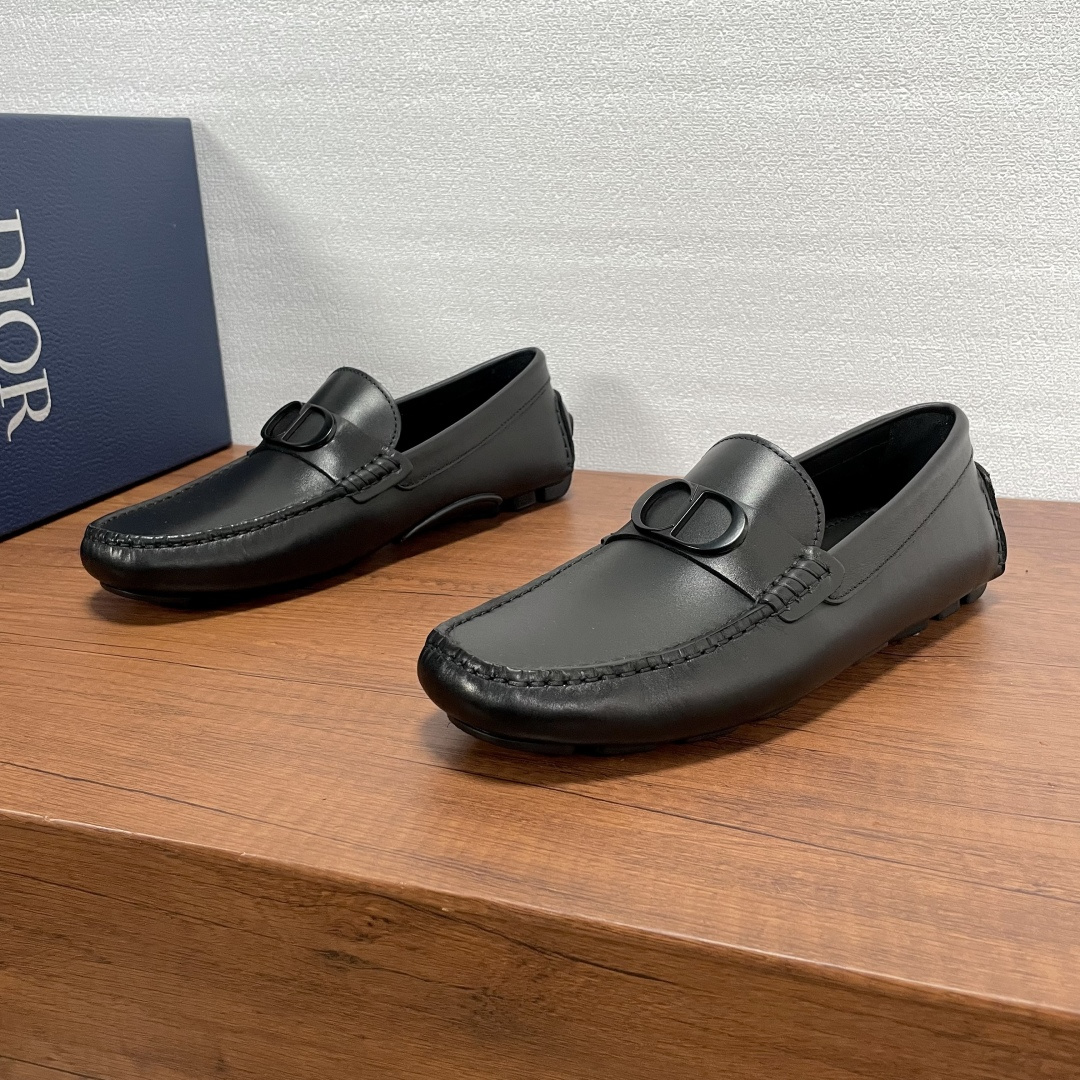 NO:357572,DIOR Men's Loafers Loafers This slipper continues the classic beanie design and demonstrates elegance. It is carefully crafted from black calfskin and lychee-patterned cowhide leather, paired with horizontal bands of the same color and material and is equipped with the iconic CD lcon metal buckle. It is soft and durable, with black cowhide inner footbed, and paired with classic TPU to create a comfortable wearing experience. It is casual and versatile, and can easily create a fashionable and casual look. It is equipped with a full set of original packaging!  Size 39-40-41-42-43-44 Standard leather shoes size (38/45 can be customized but does not support return and exchange) Item No. 28E leather black leather black cowhide, dior, loafers, cowhide19860909DIOR 男士一脚蹬乐福鞋便鞋 这款便鞋延续经典豆豆鞋设计,彰显优雅气质.采用黑色小牛皮和荔枝纹牛皮革精心制作,搭配同色系同材质横饰带并配以标志性CD lcon金属饰扣.柔软耐穿,黑色牛皮内里垫脚,搭配经典TPU射出橡胶鞋底缔造舒适的穿着体验.休闲百搭款,轻松打造时髦休闲的造型.配全套原包装！ 尺码39-40-41-42-43-44 标准皮鞋尺码（38/45可定做但不支持退换货） 货号28E皮面黑里 黑色牛皮,,dior,loafers,cowhide,Men's shoes